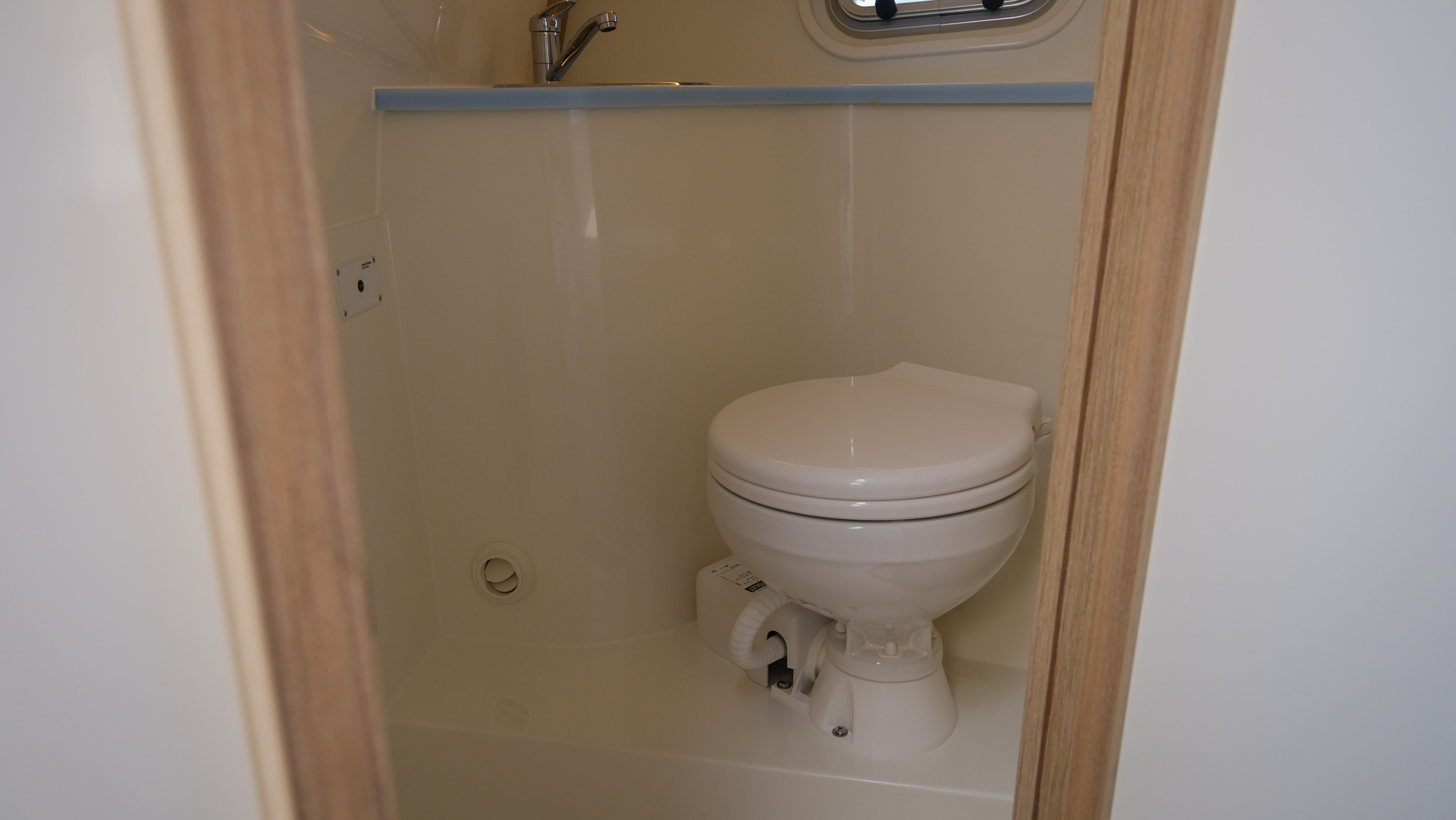 Maril 9NXT, compact toilet in badkamer