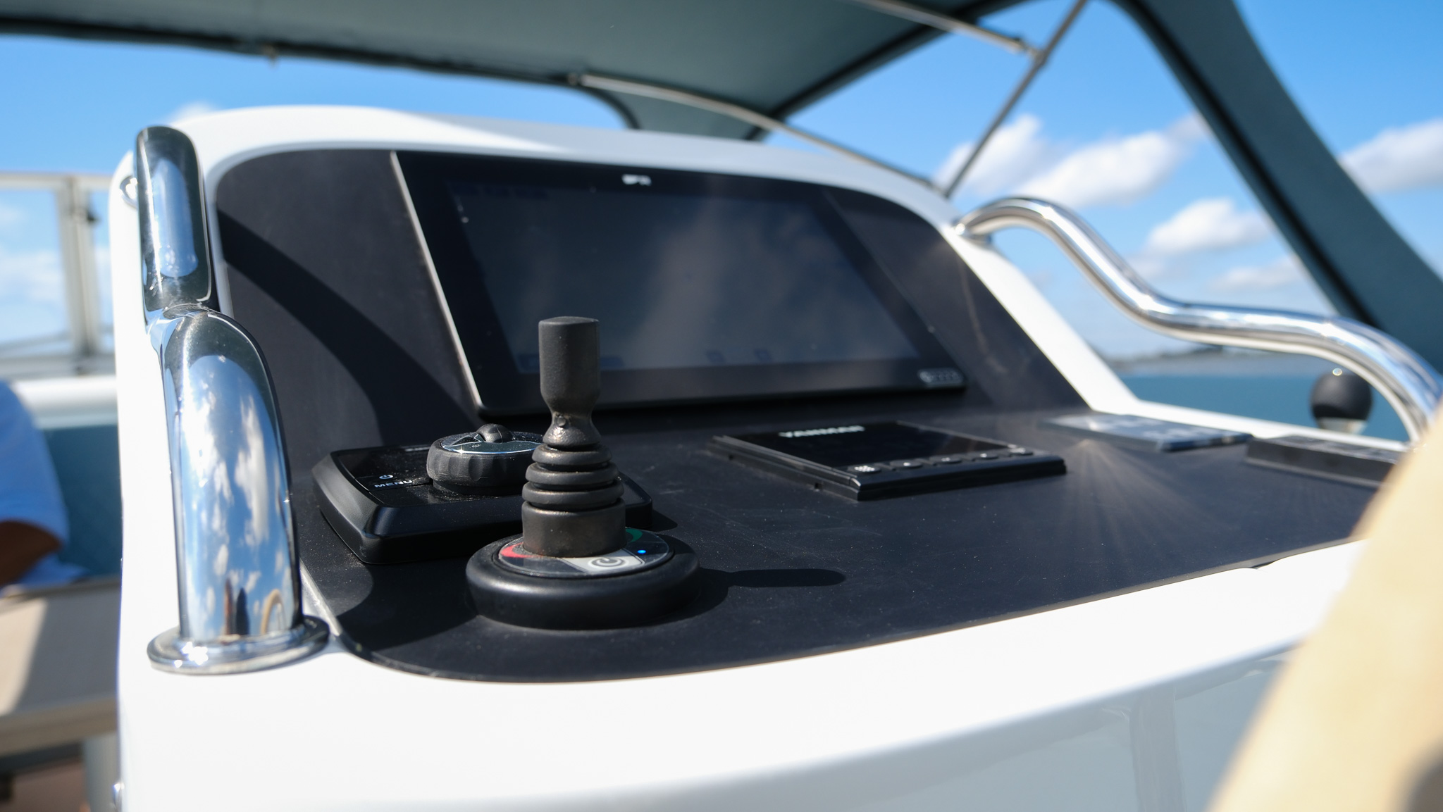 Maril 9NXT, stuurconsole met joystick en scherm
