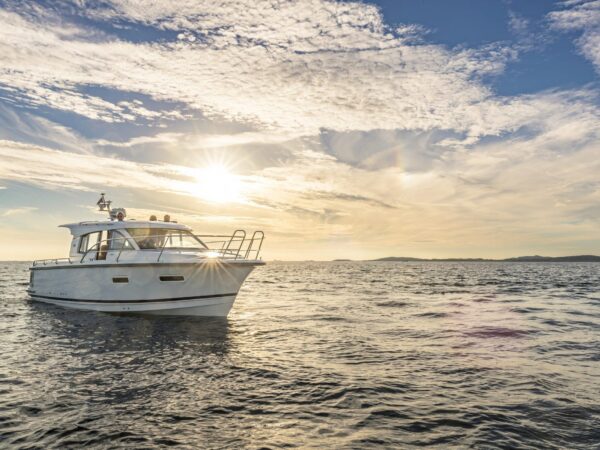 Nimbus 305 Coupé, boot varend bij zonsondergang