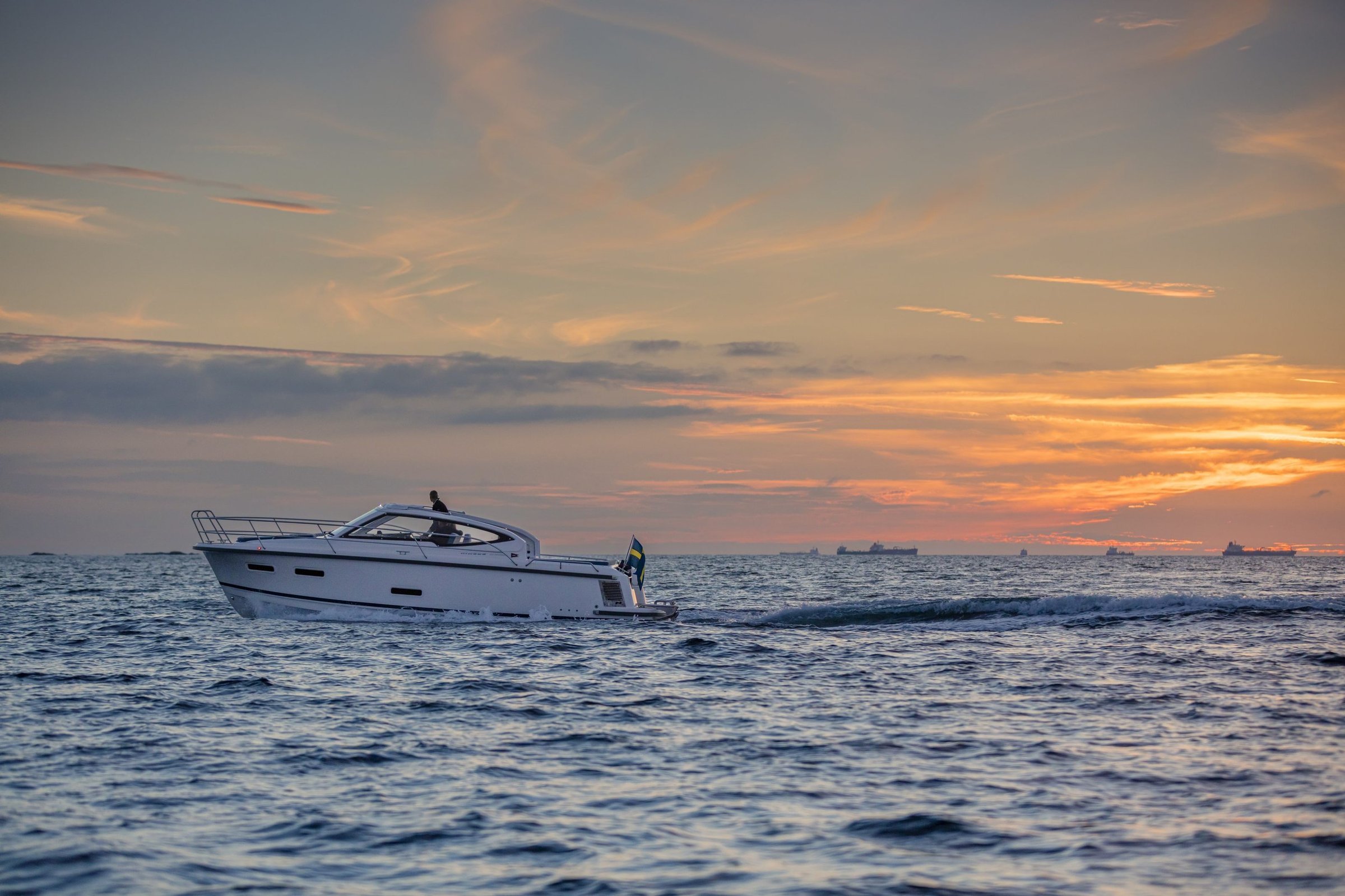 Nimbus 305 Drophead, boot varend tijdens zonsondergang