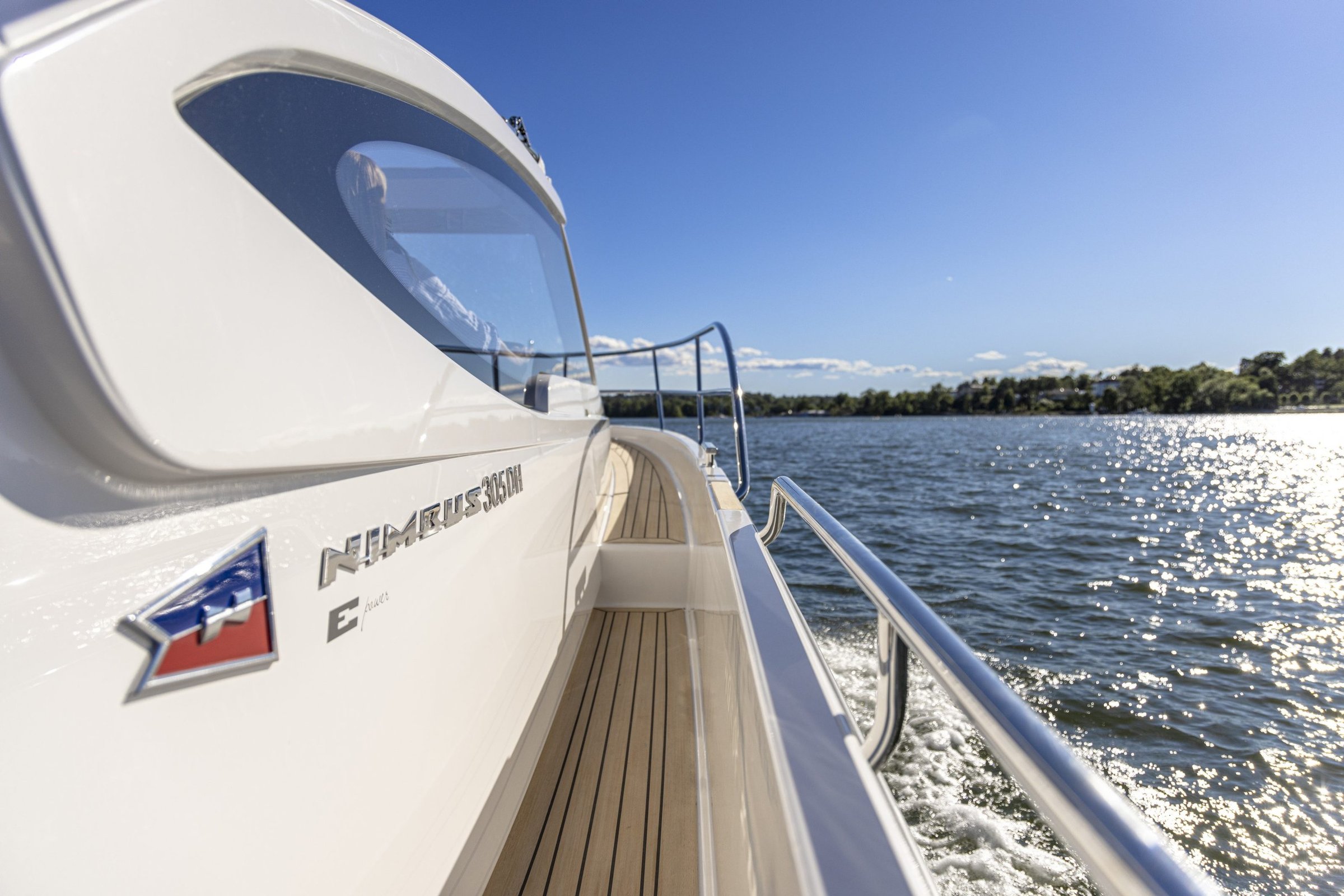 Nimbus 305 Drophead, boot zijaanzicht op water