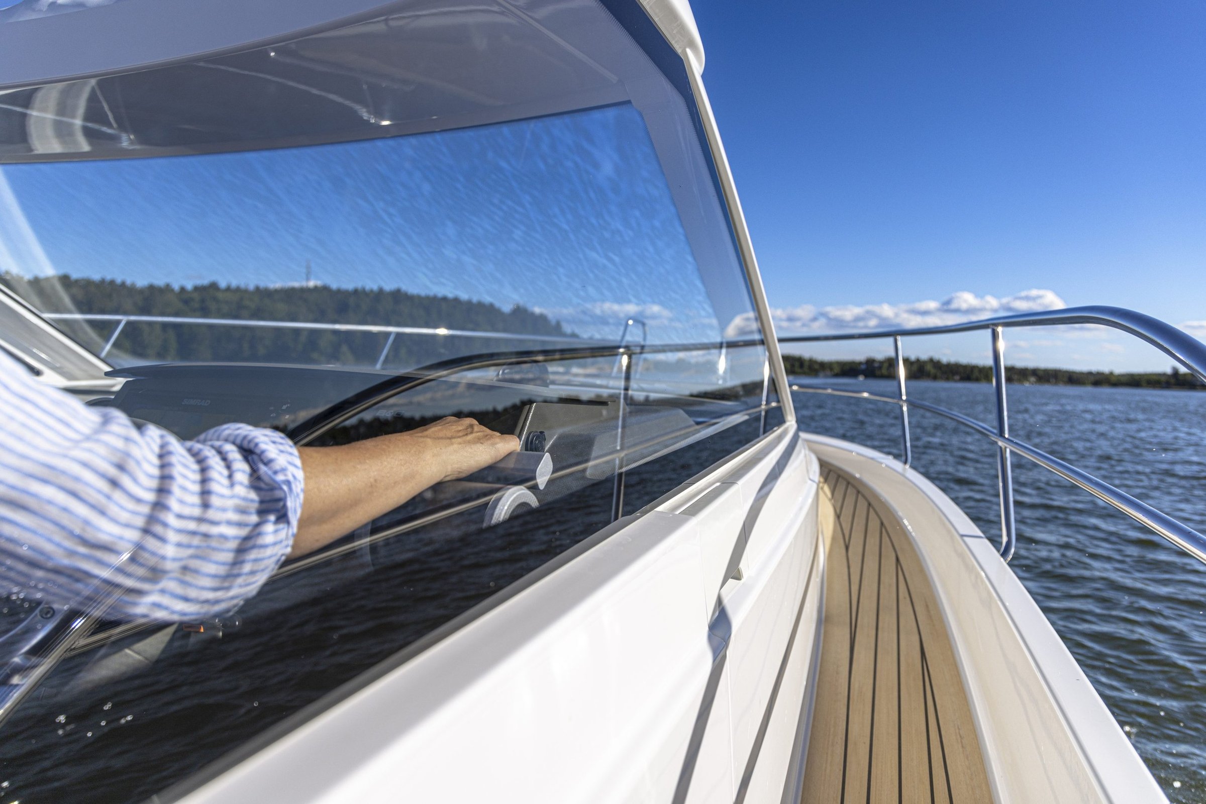 Nimbus 305 Drophead, hand aan stuurwiel boot