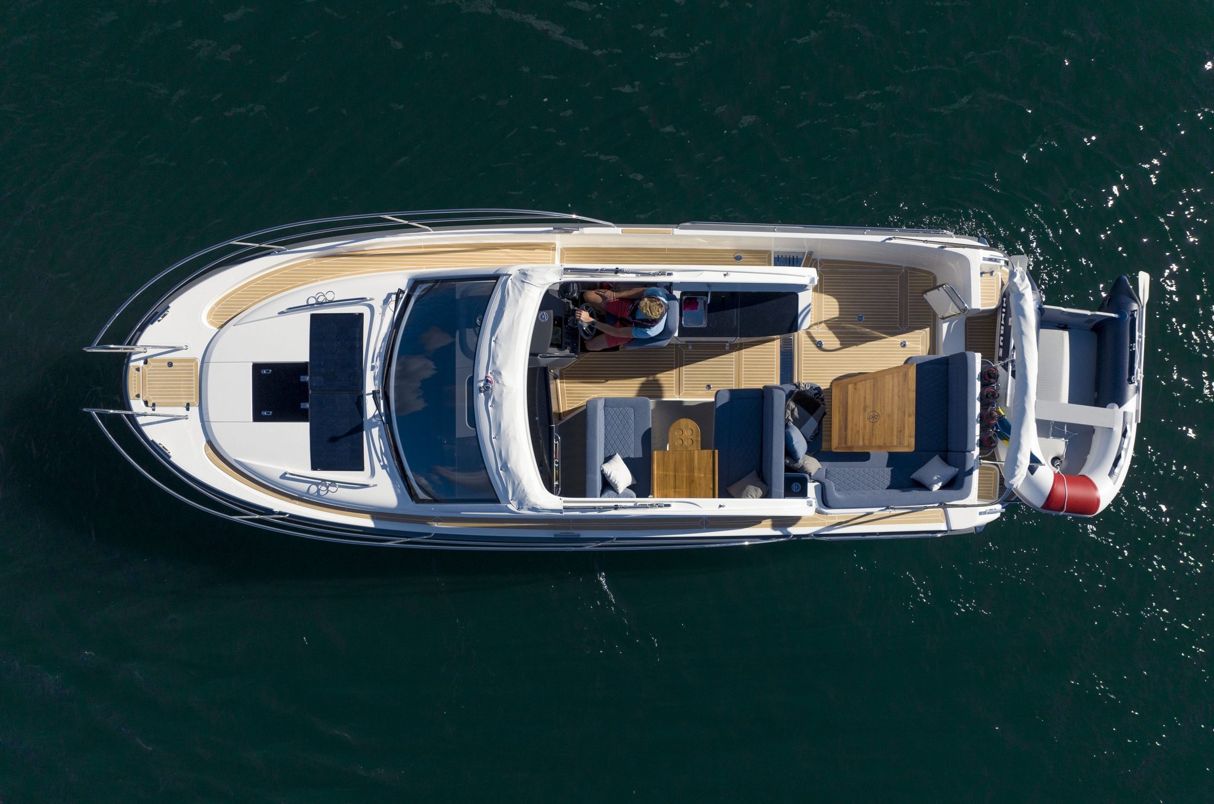 Nimbus 305 Drophead, luchtfoto boot op water