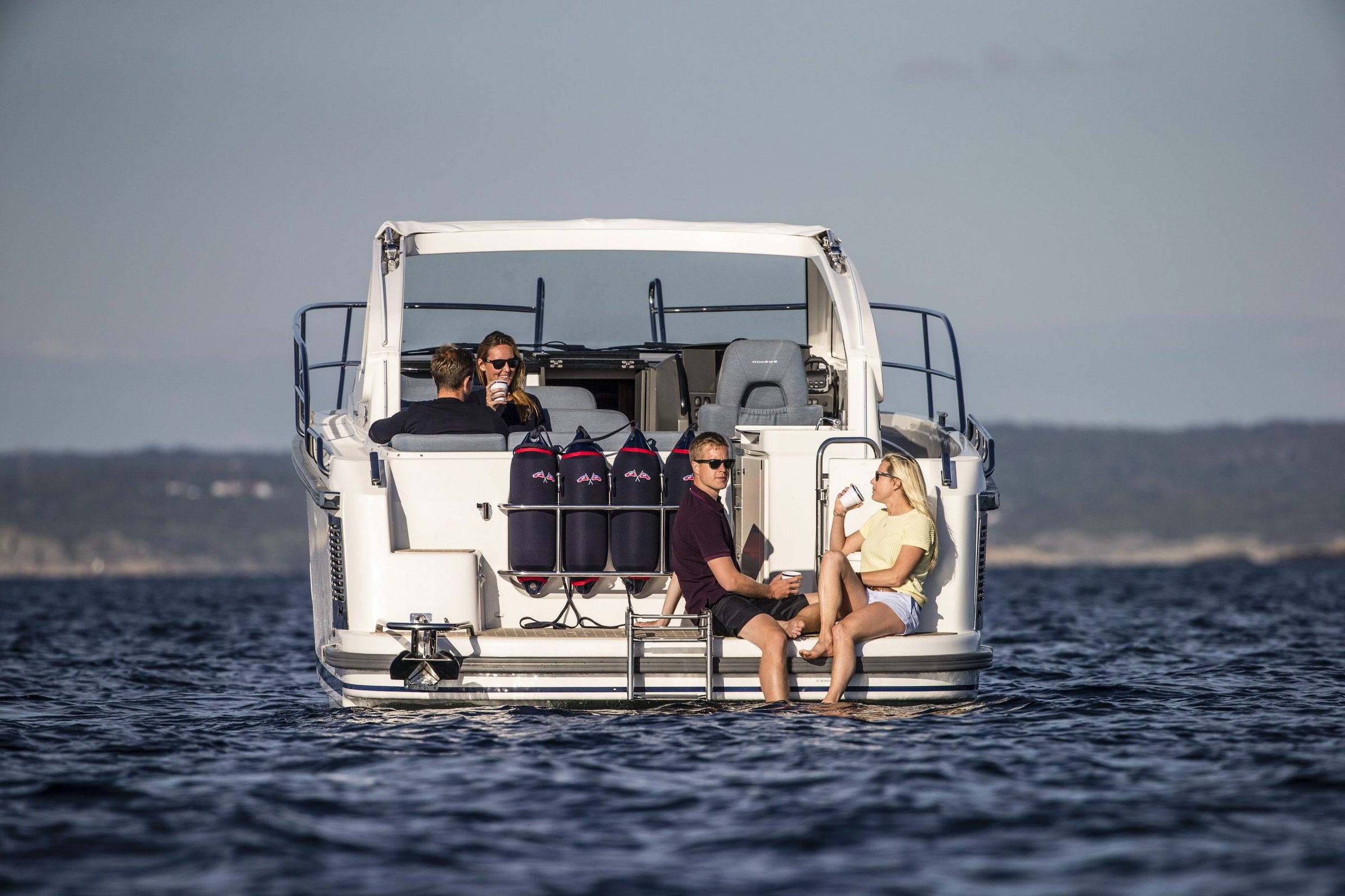 Nimbus 305 Drophead, mensen ontspannen op achterdek boot