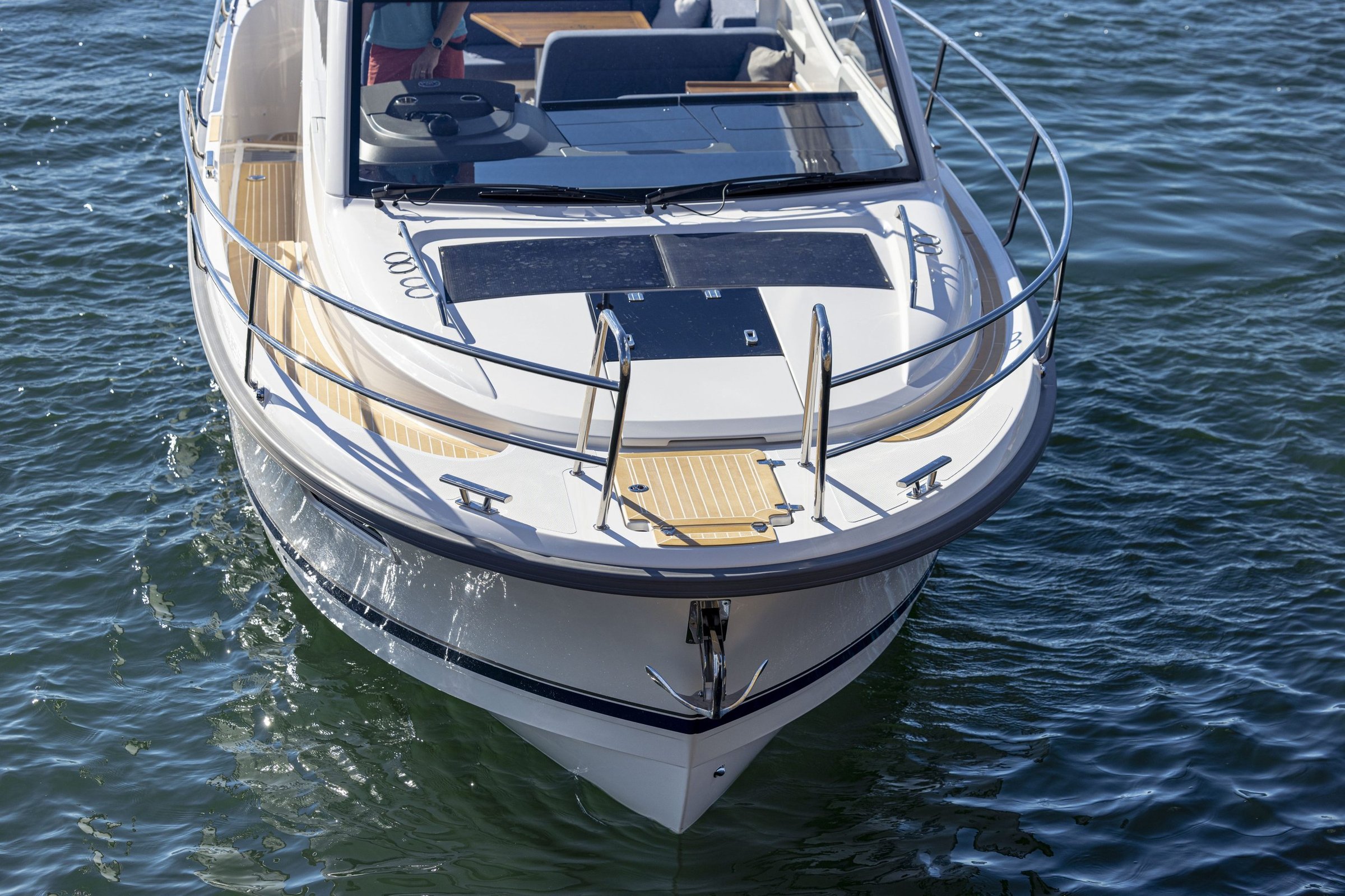Nimbus 305 Drophead, voordek van jacht met ankerlier