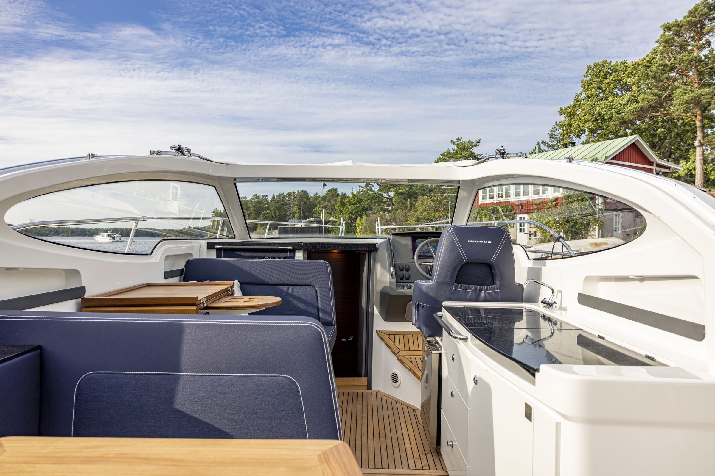 Nimbus 305 Drophead, cockpit met zitbank en stuurstand