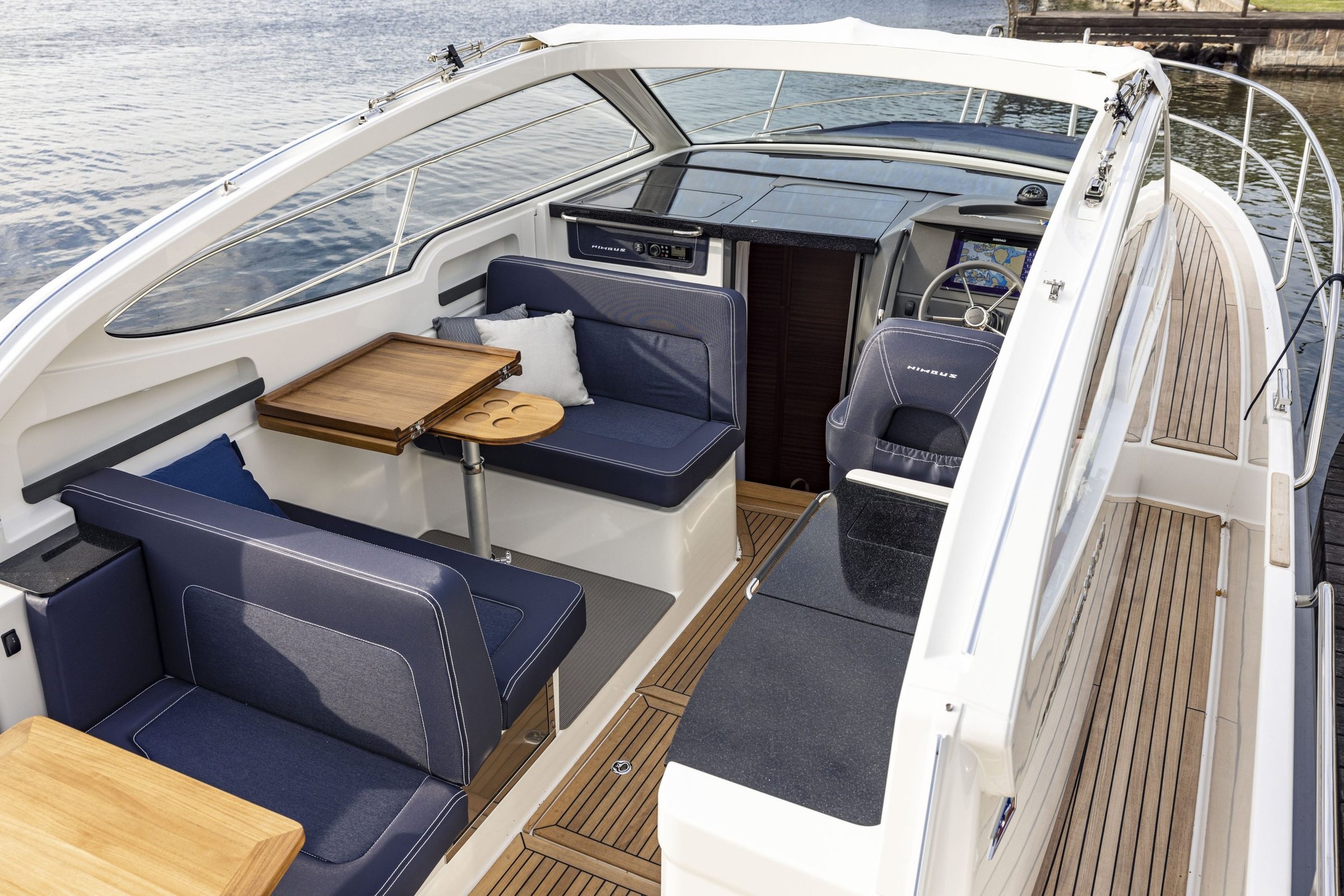 Nimbus 305 Drophead, cockpit met zitbanken en stuurstand