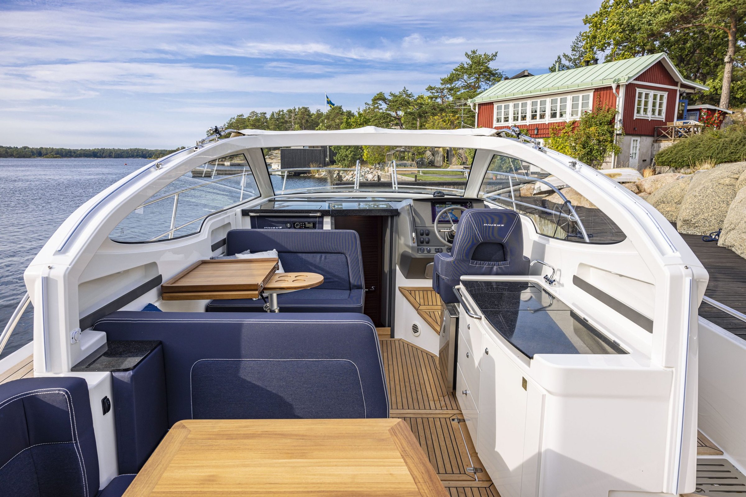 Nimbus 305 Drophead, cockpit met zitbanken en tafel