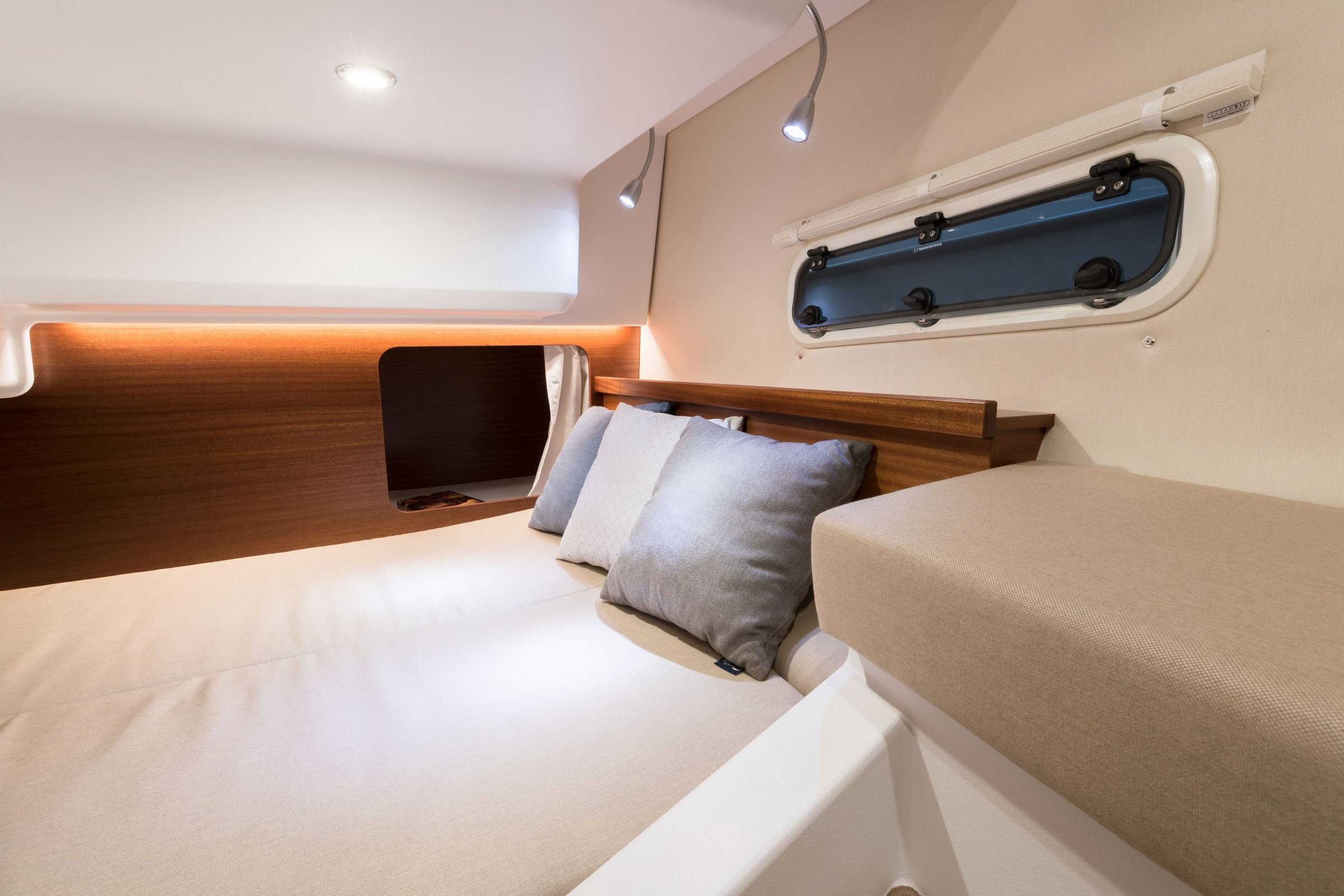 Nimbus 305 Drophead, kajuit met kussens en patrijspoort