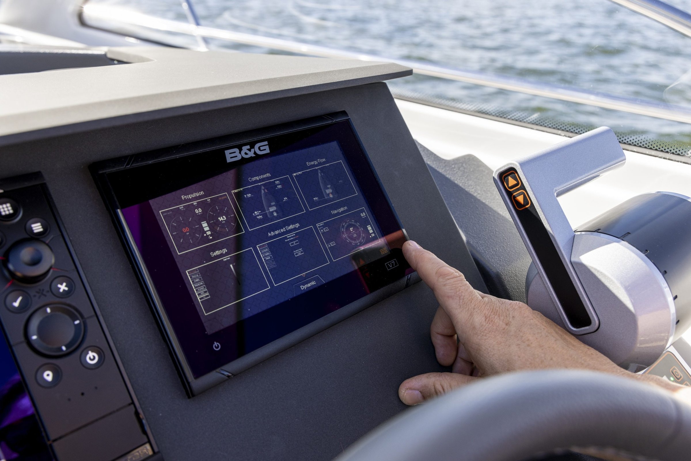 Nimbus 305 Drophead, navigatiescherm met hand die bedient