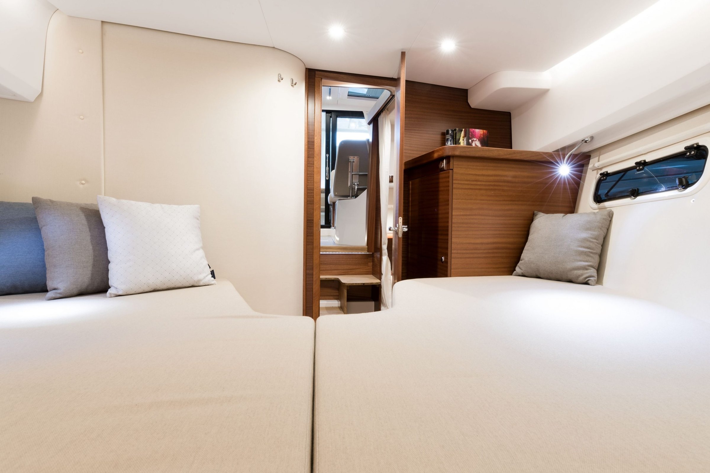 Nimbus 305 Drophead, slaapkajuit met twee bedden