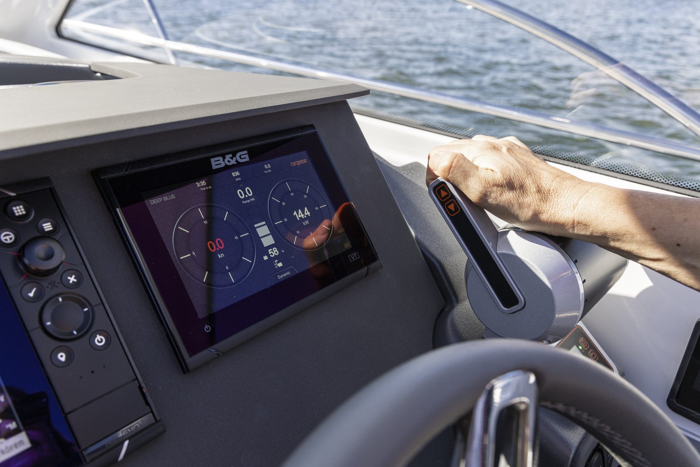 Nimbus 305 Drophead, stuurstand met navigatiescherm en hand