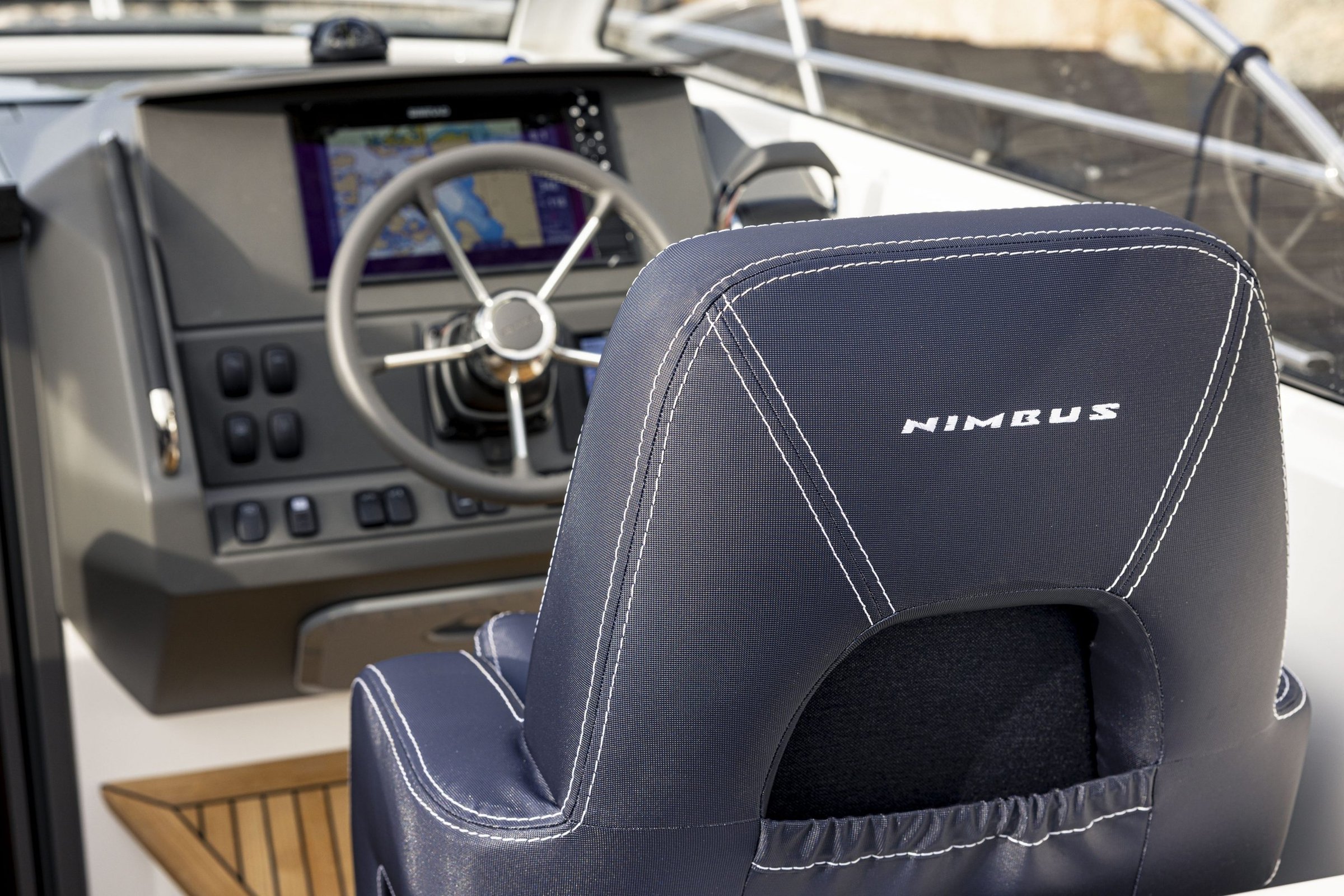 Nimbus 305 Drophead, stuurstand met stoel en navigatiescherm