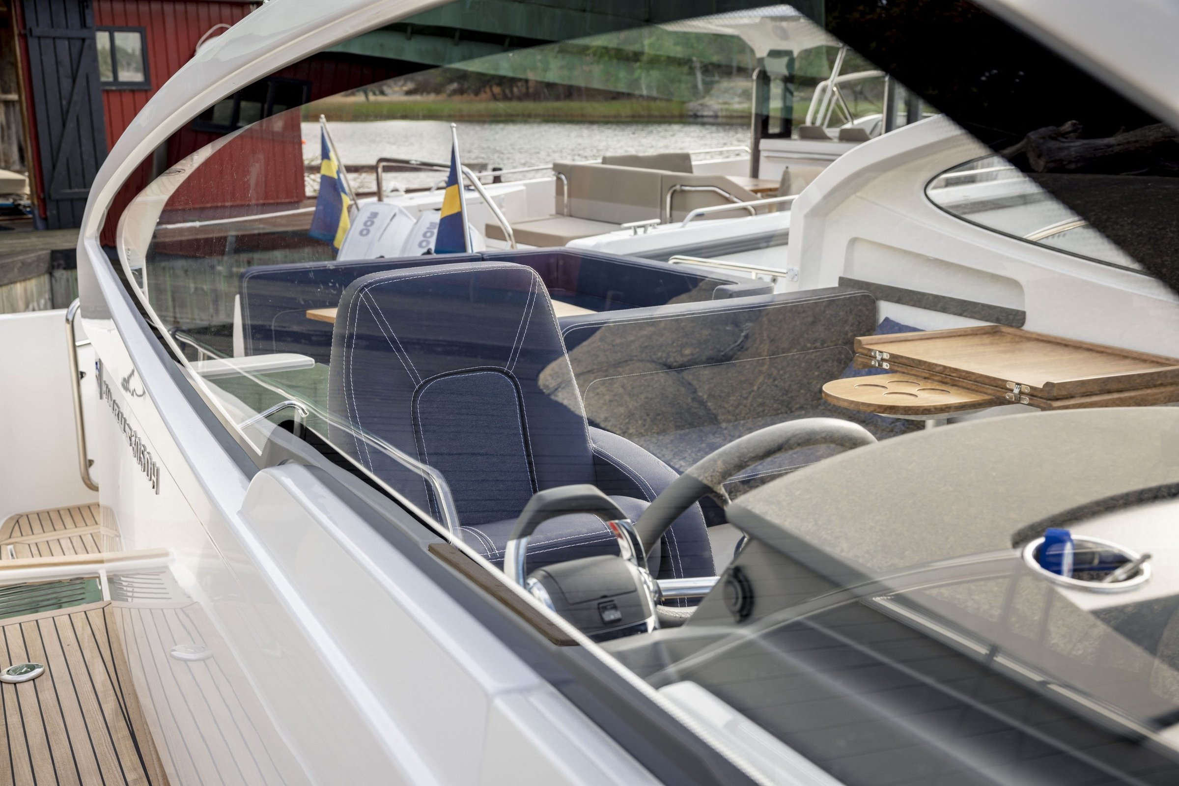 Nimbus 305 Drophead, stuurstand met stoelen en tafel