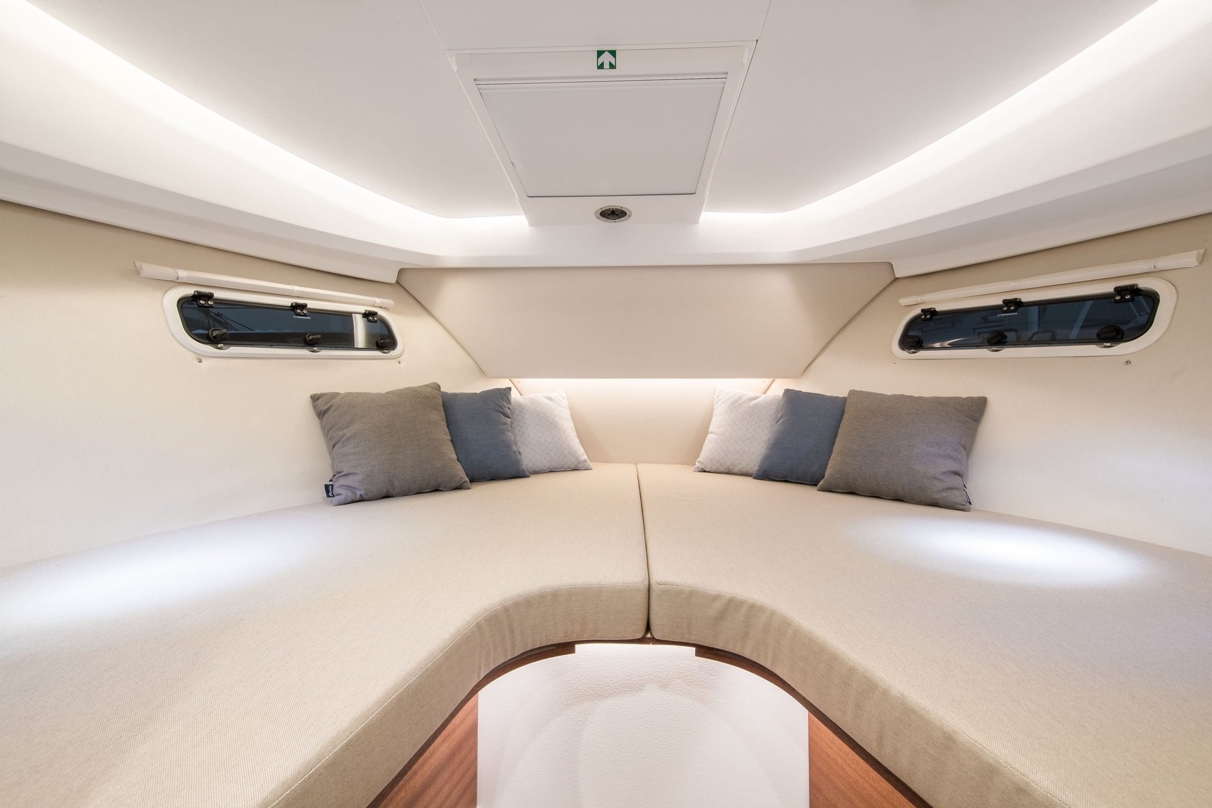 Nimbus 305 Drophead, voorkajuit met bed en kussens