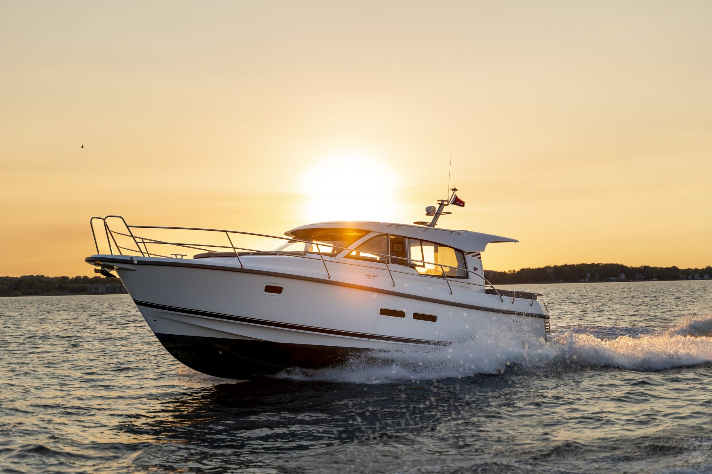 Nimbus 365 Coupé, boot varend bij zonsondergang
