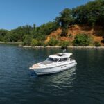 Nimbus 365 Coupé, witte motorboot varend op water