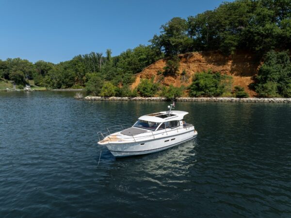 Nimbus 365 Coupé, witte motorboot varend op water