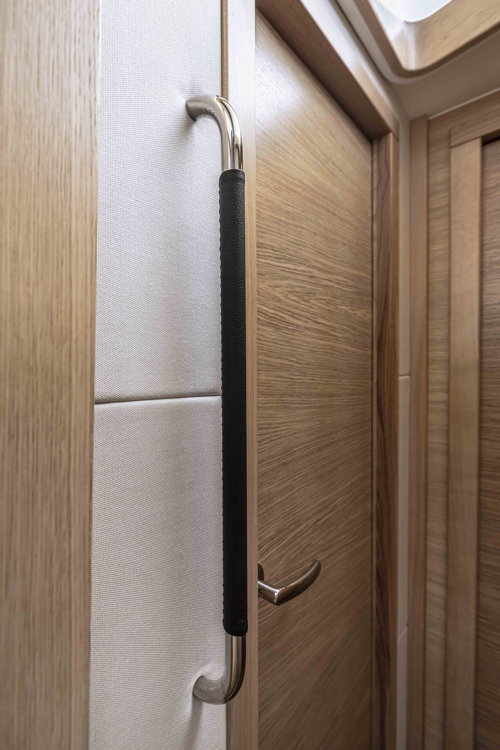 Nimbus 365 Coupé, deurgreep met houten interieur