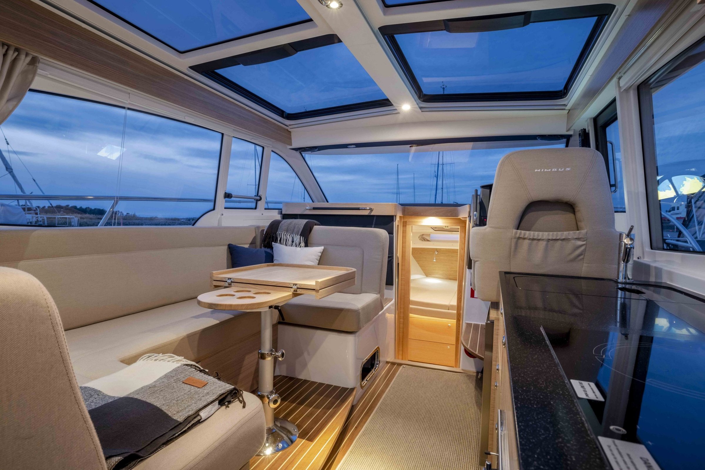 Nimbus 365 Coupé, kajuit met zitbank en pantry