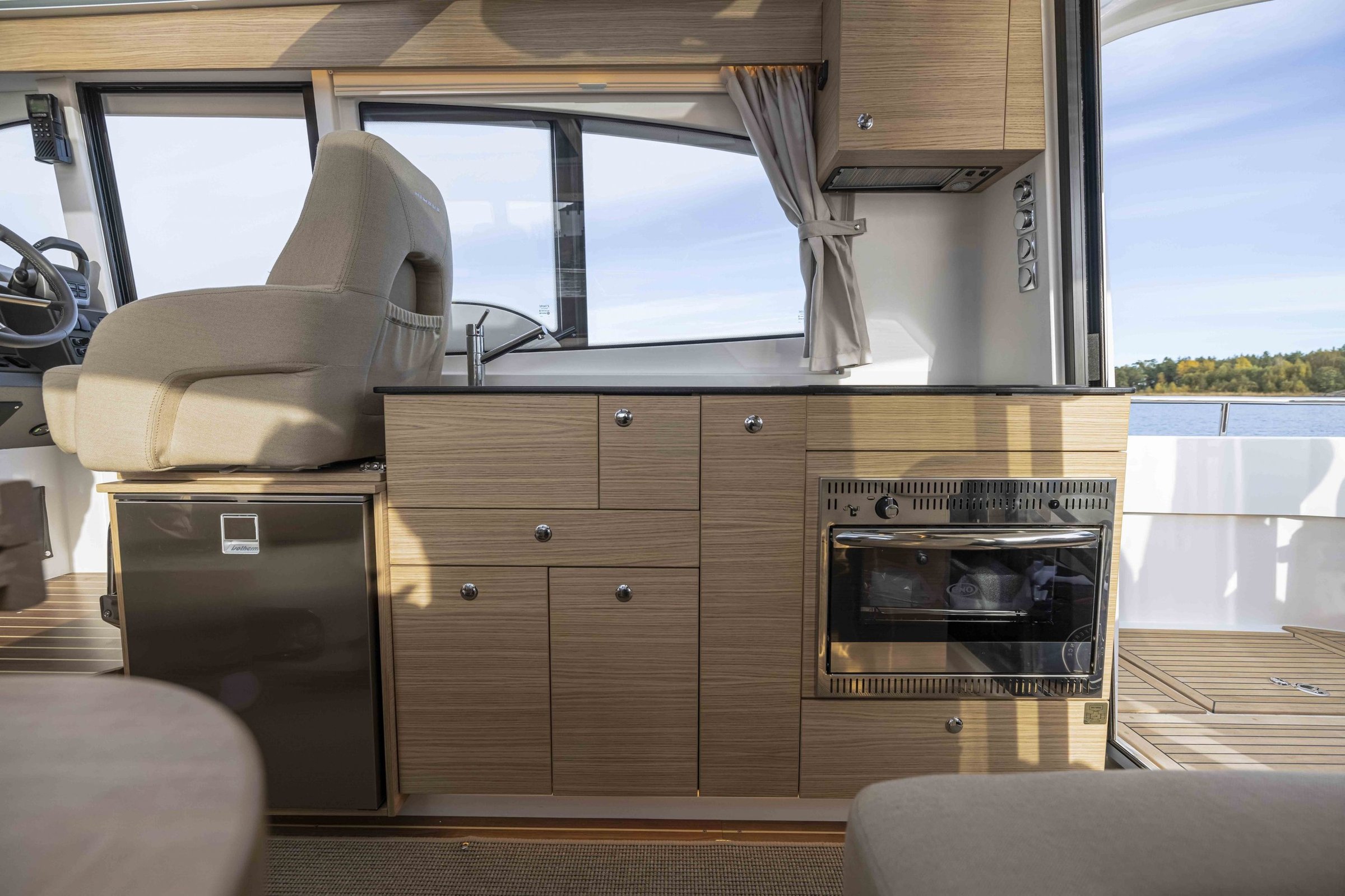 Nimbus 365 Coupé, keuken met kookplaat en koelkast