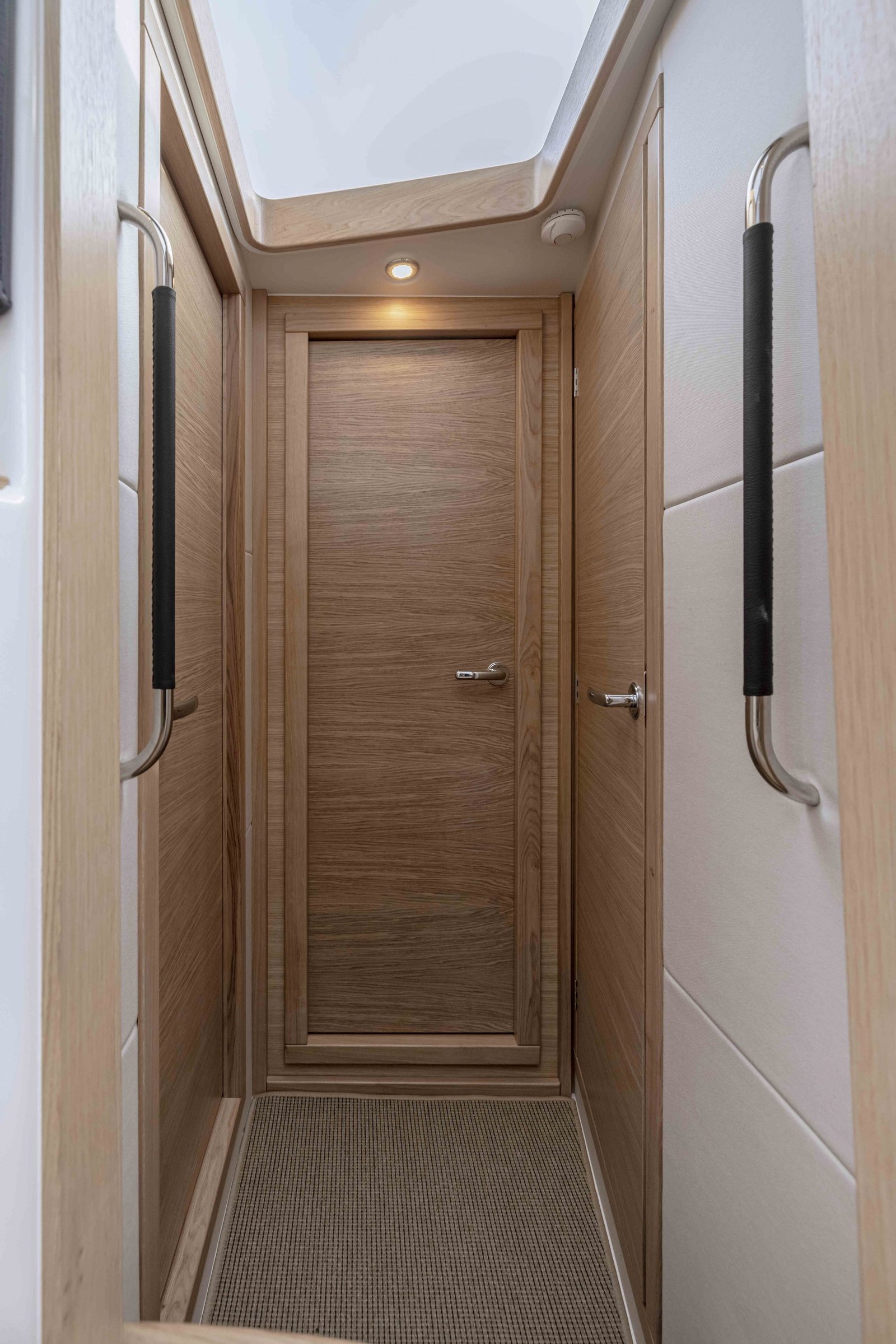 Nimbus 365 Coupé, smalle gang met houten deuren