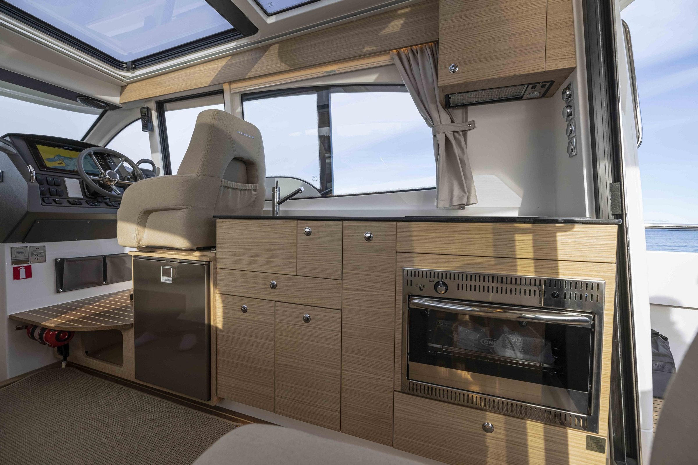 Nimbus 365 Coupé, stuurstand met keuken en kookplaat