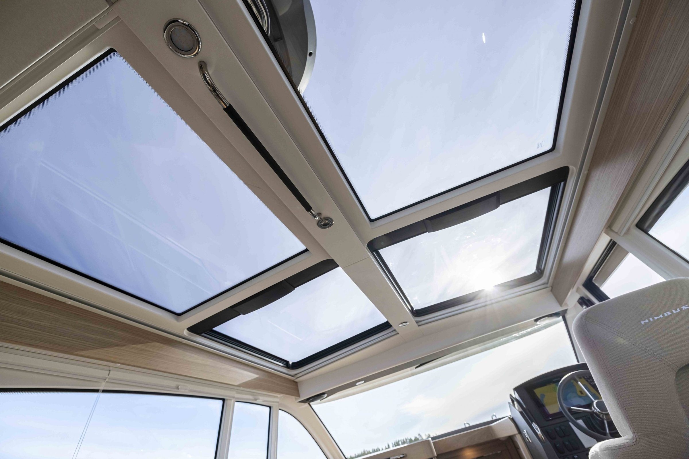 Nimbus 365 Coupé, uitzicht door open sunroof