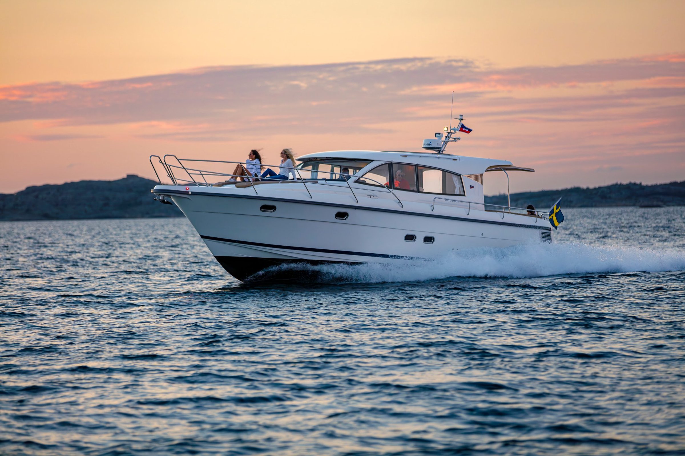 Nimbus 405 Coupé, boot varend bij zonsondergang