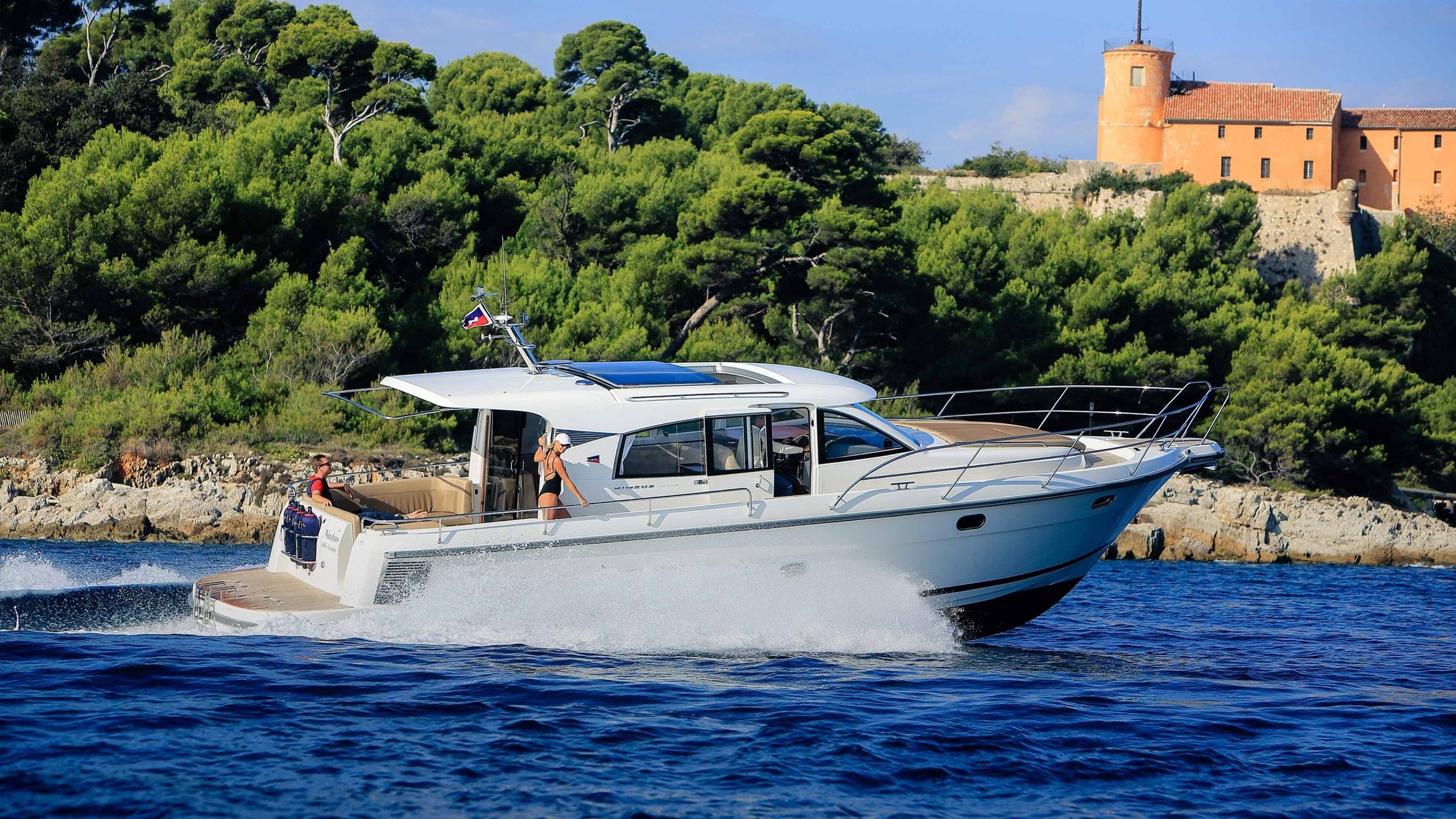Nimbus 405 Coupé, boot varend voor kasteel