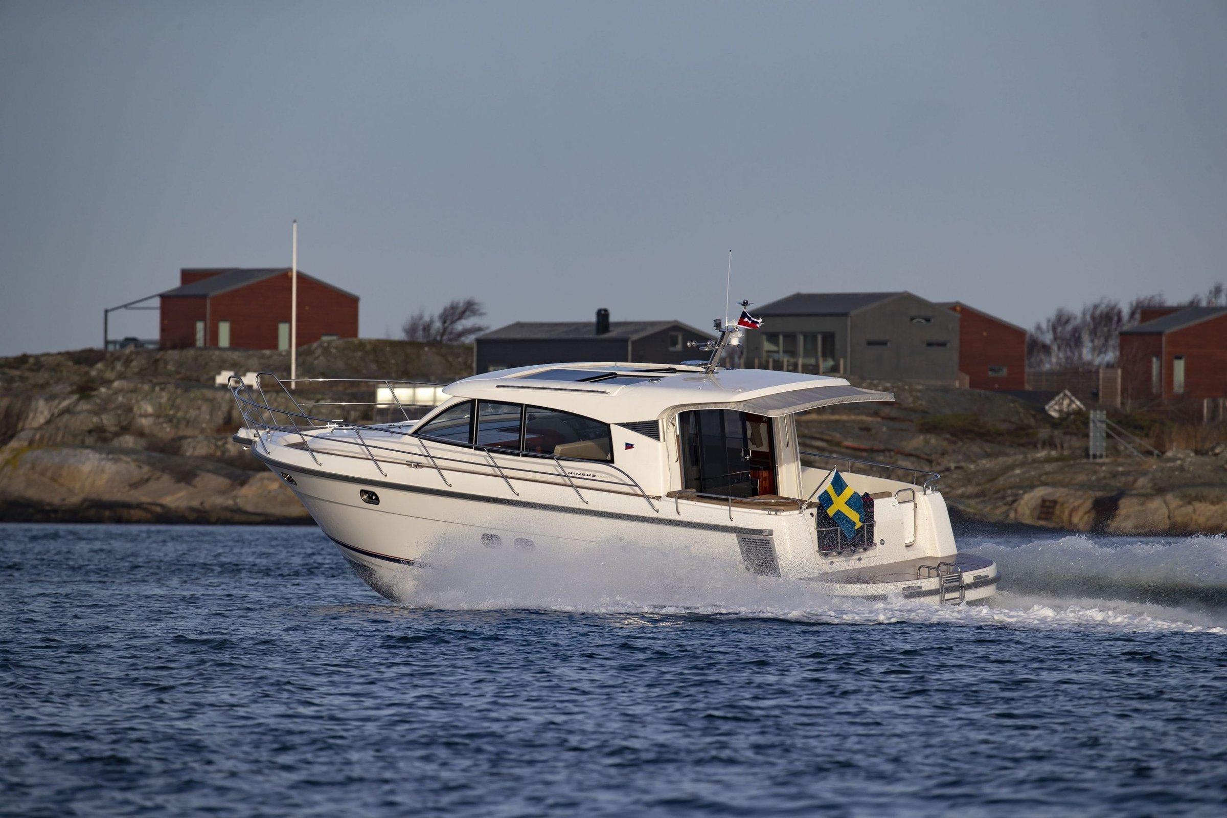 Nimbus 405 Coupé, boot varend voor kustlijn