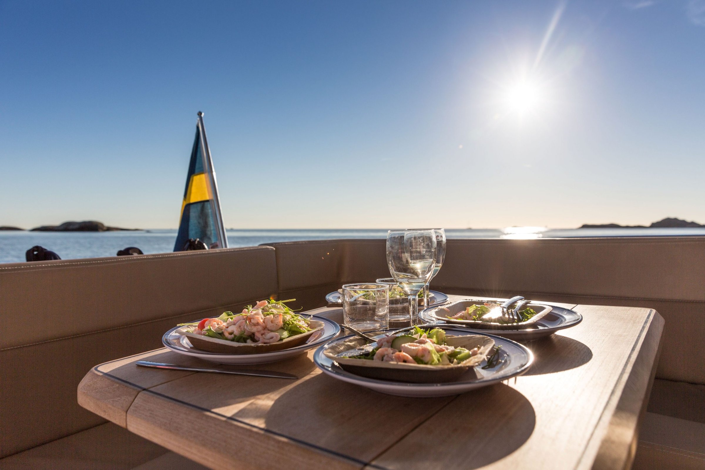 Nimbus 405 Coupé, tafel met salades op boot