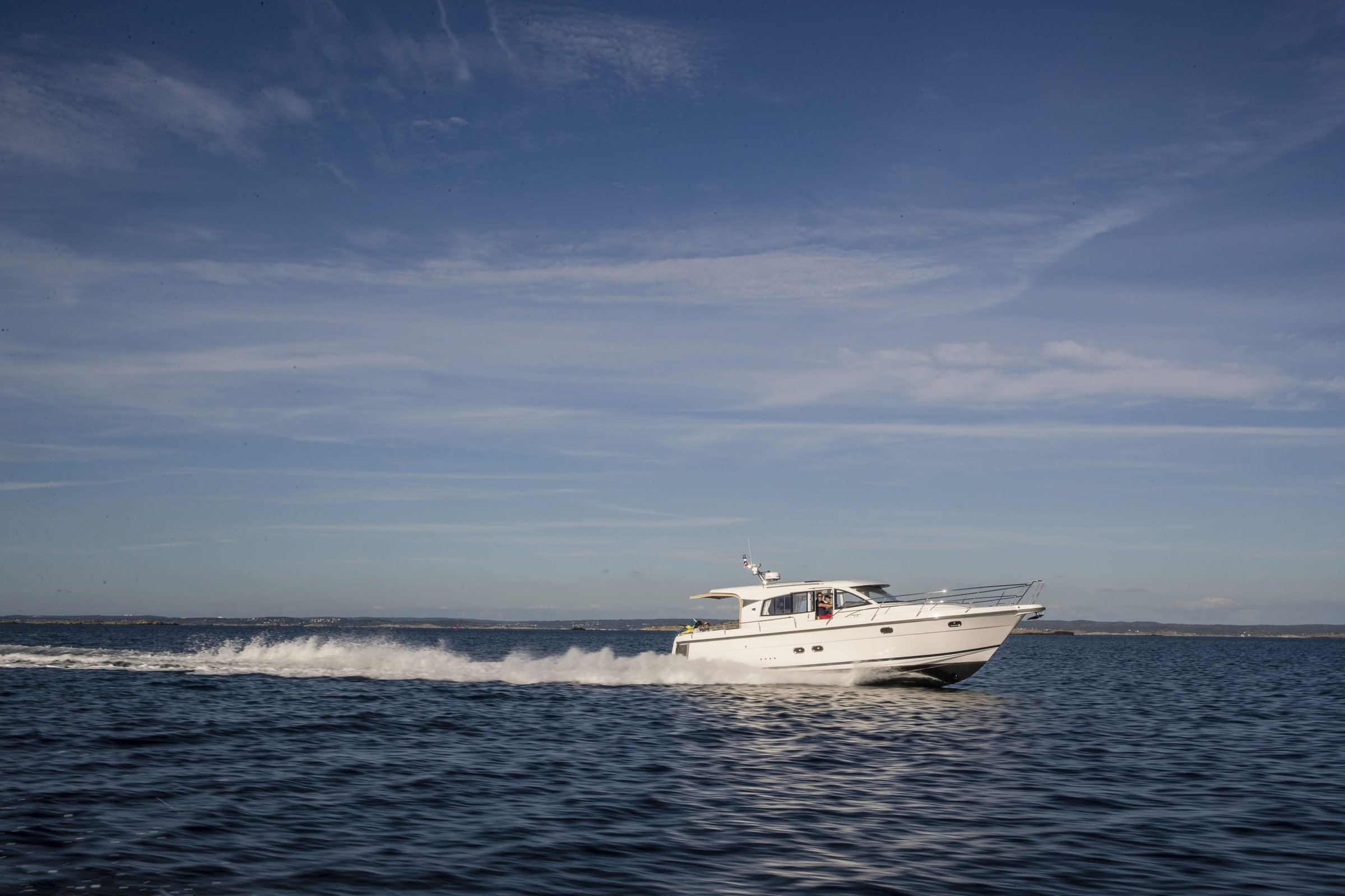 Nimbus 405 Coupé, witte motorboot vaart op zee