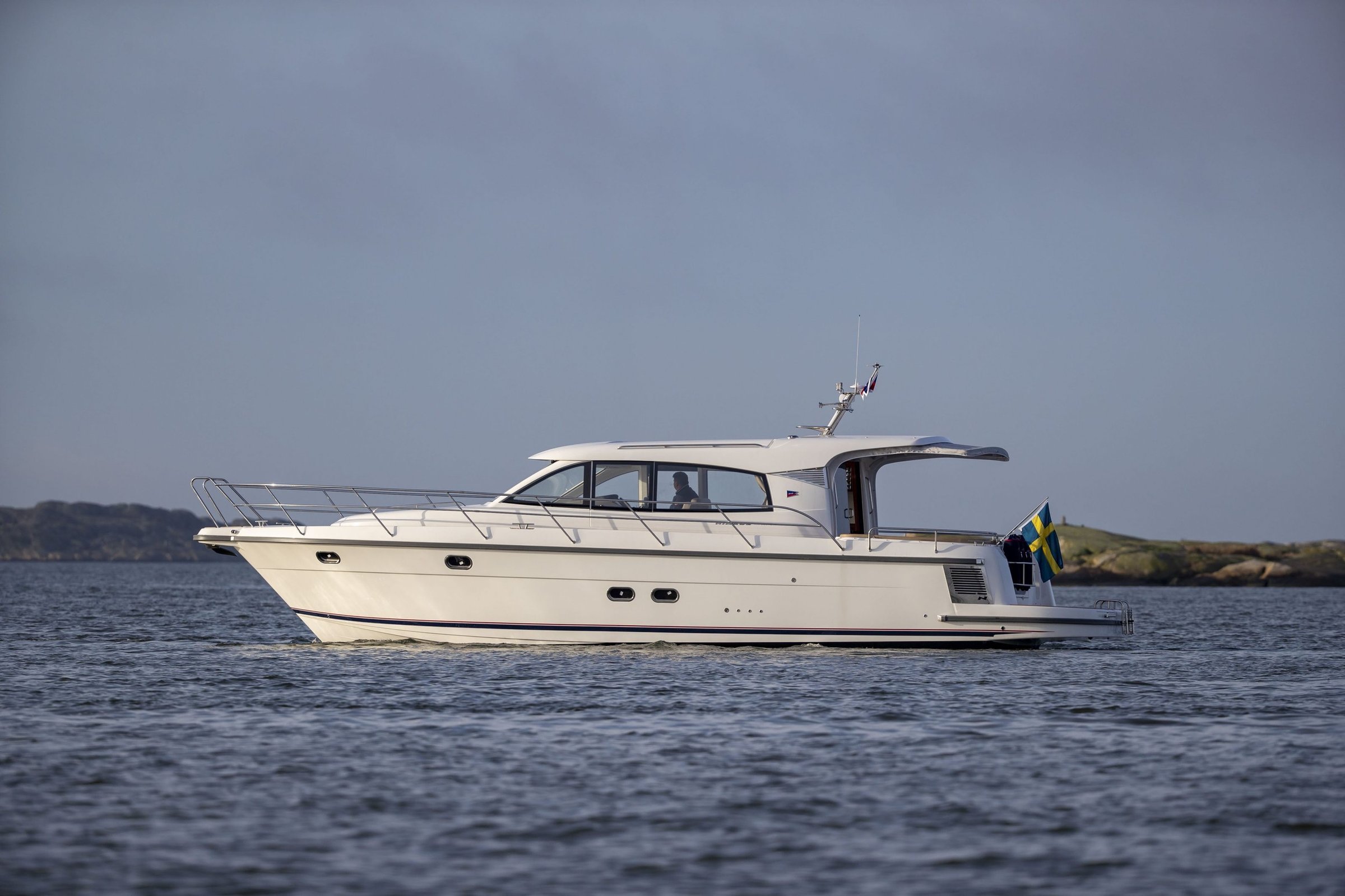 Nimbus 405 Coupé, witte motorboot vaart op zee