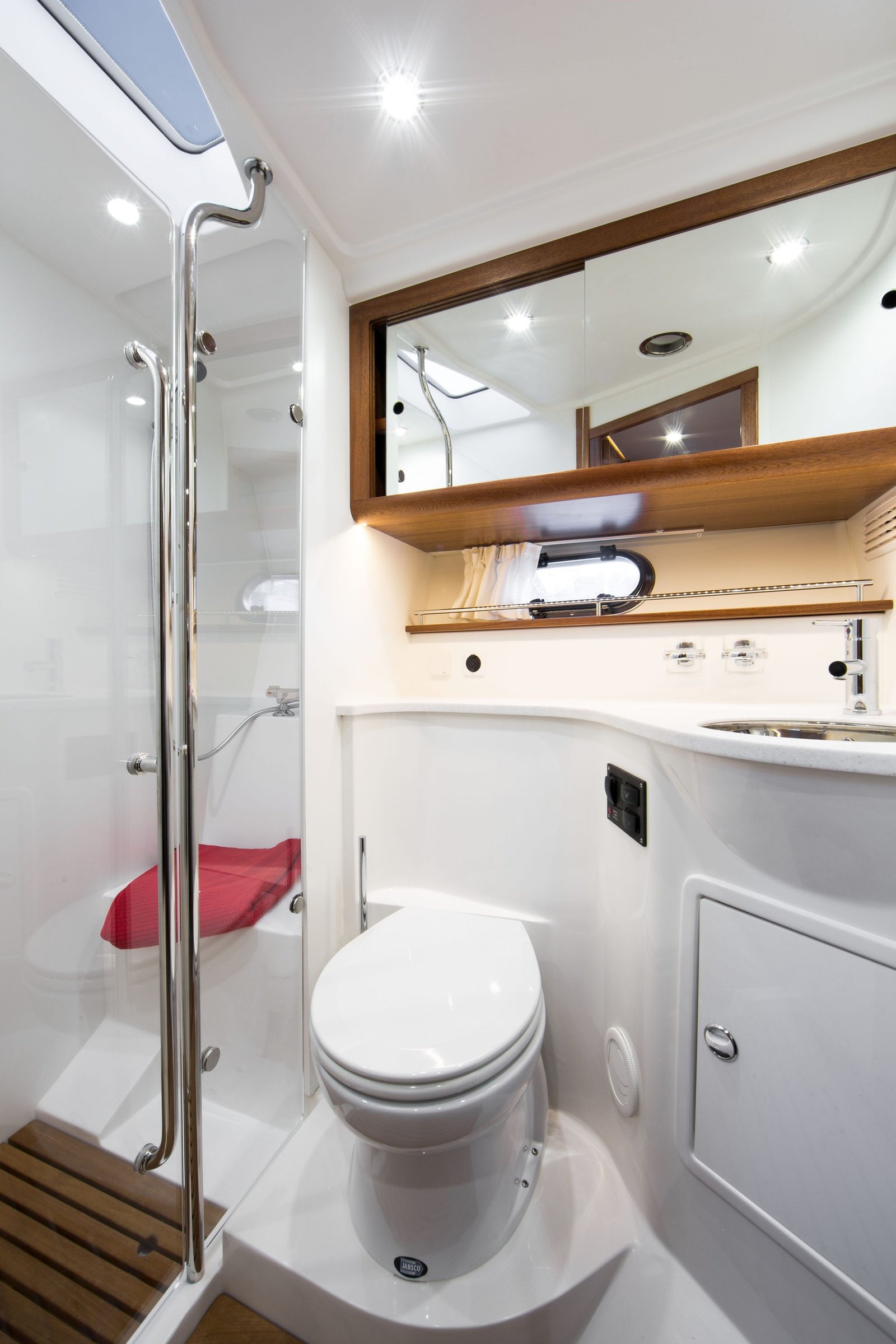 Nimbus 405 Coupé, badkamer met toilet en douche