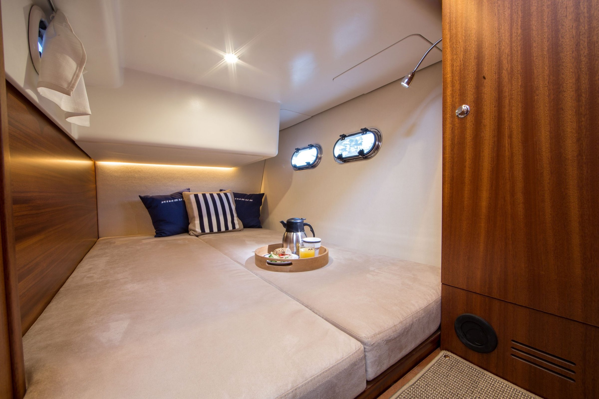 Nimbus 405 Coupé, kajuit met bed en ontbijt