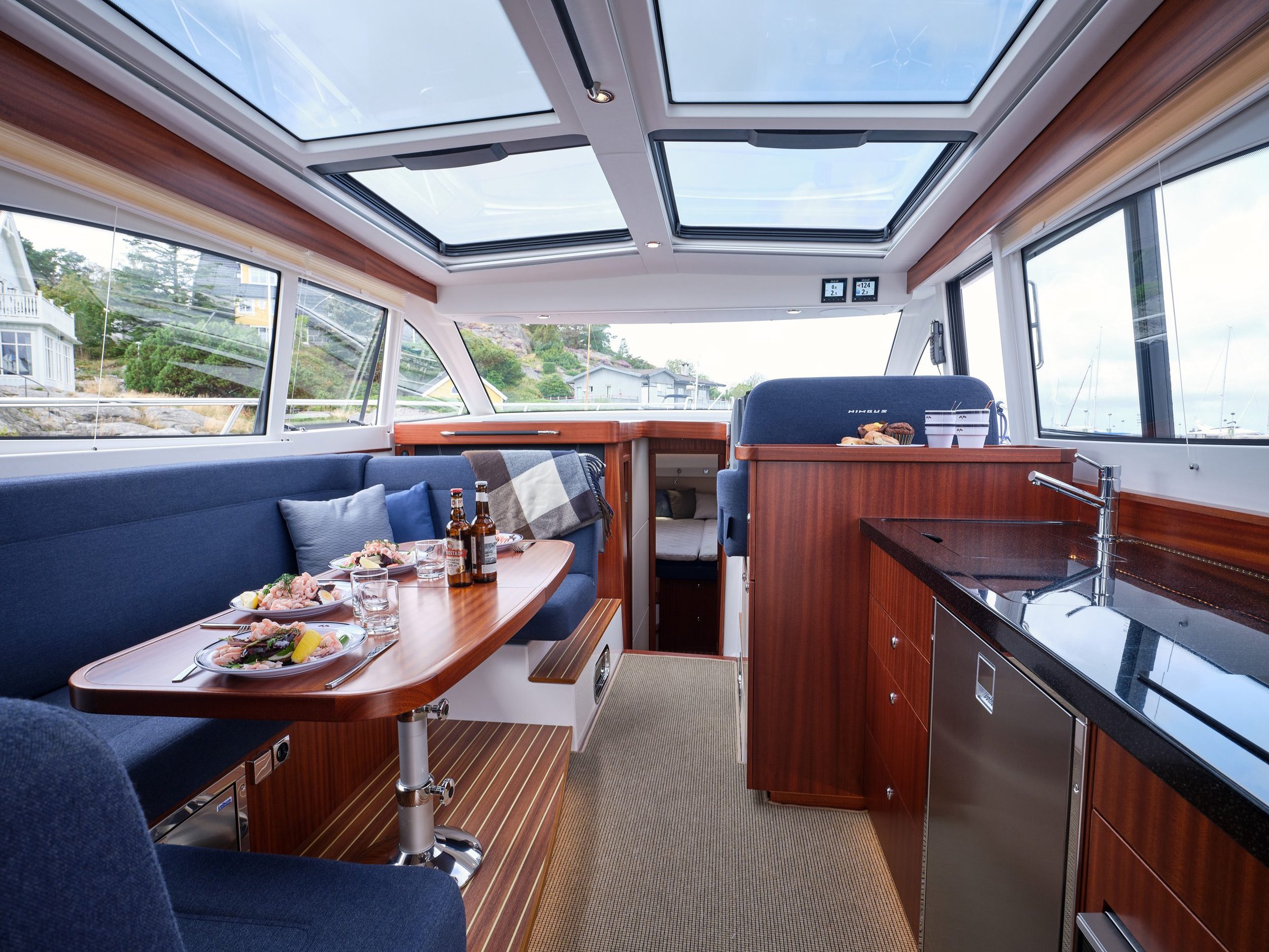 Nimbus 405 Coupé, kajuit met eettafel en keuken