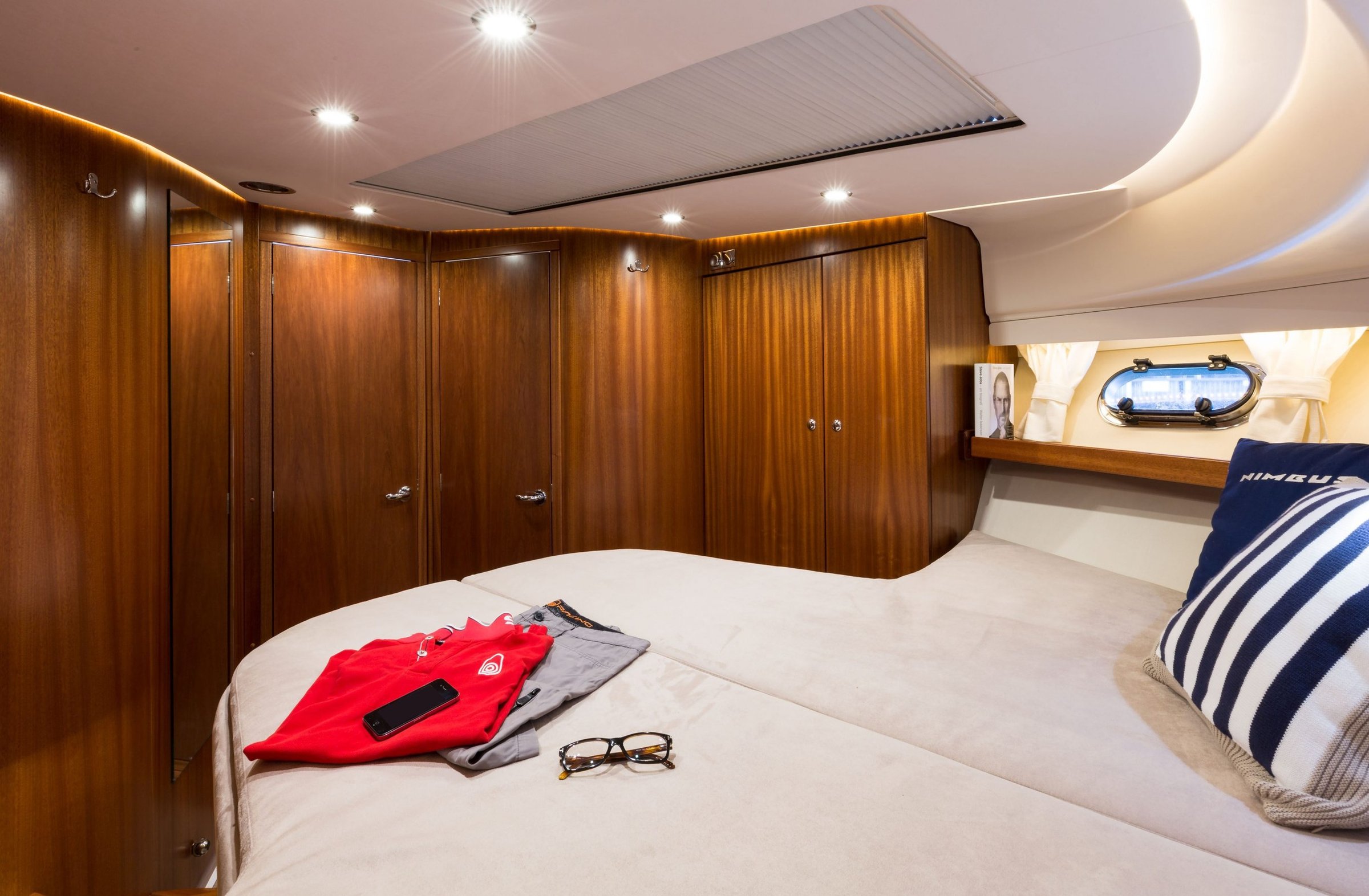 Nimbus 405 Coupé, slaapkajuit met bed en kasten