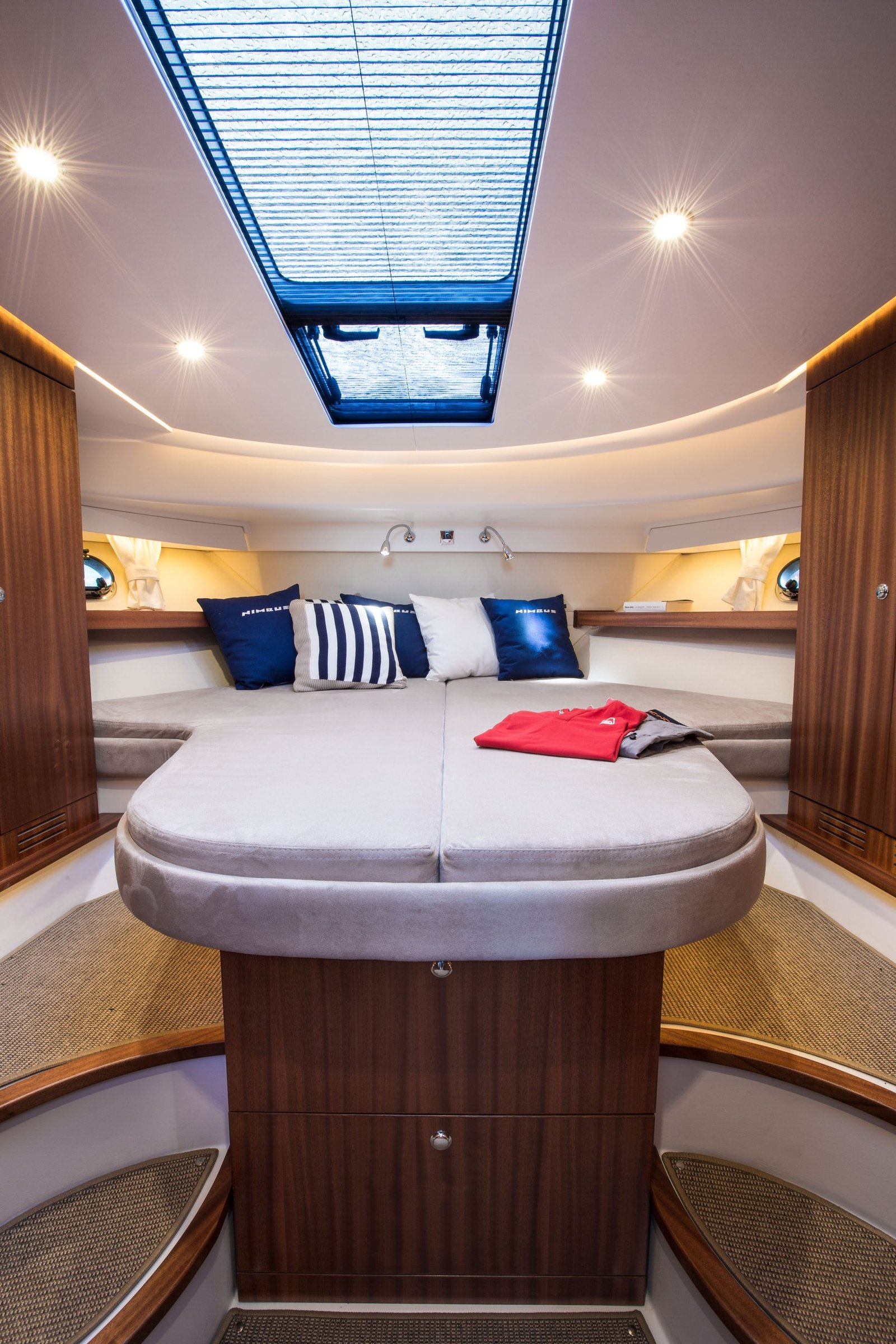 Nimbus 405 Coupé, slaapkajuit met bed en kussens