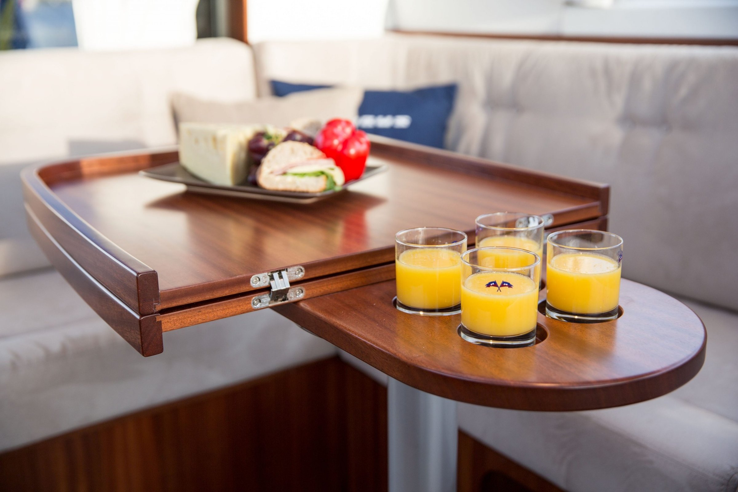 Nimbus 405 Coupé, tafel met sinaasappelsap en lunch