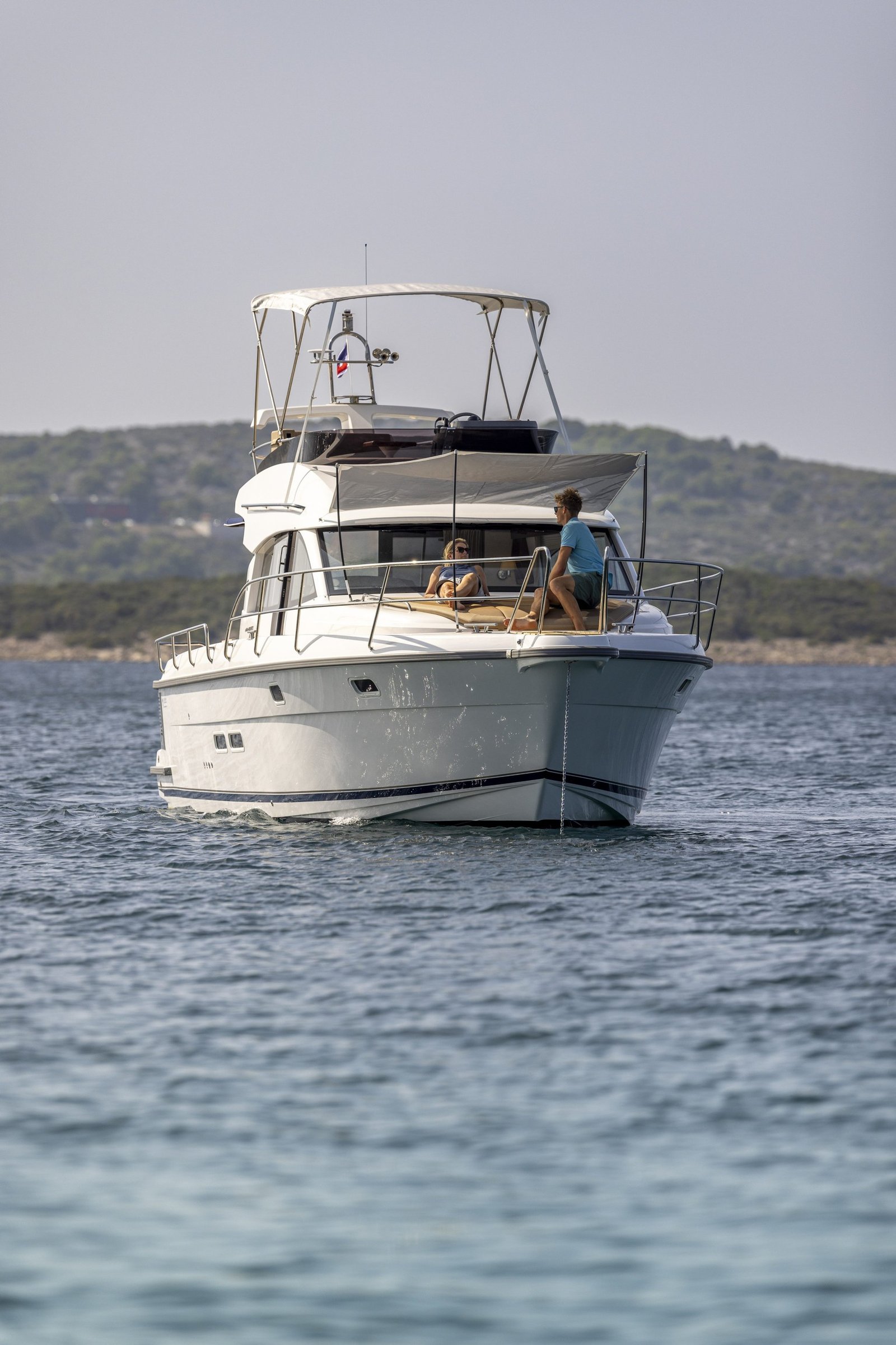 Nimbus 405 Flybridge, boot op zee met passagiers