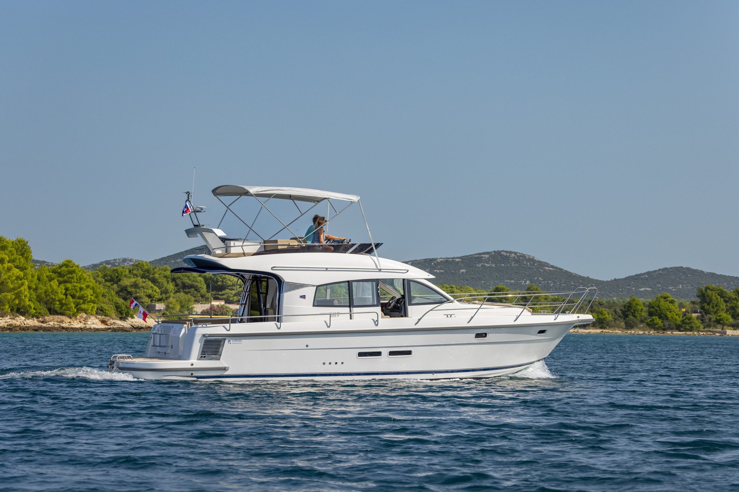 Nimbus 405 Flybridge, boot varend op zee
