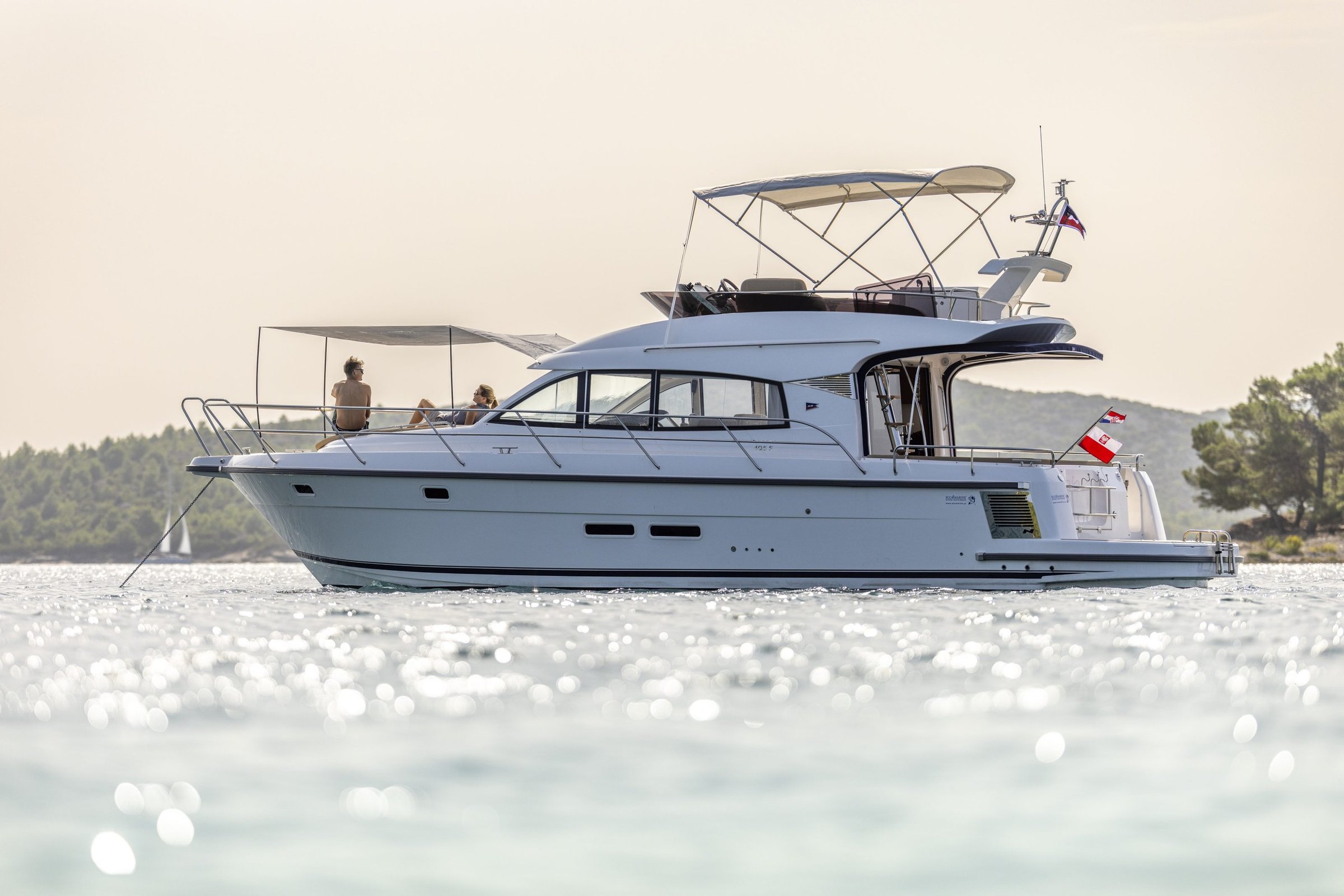 Nimbus 405 Flybridge, boot voor anker met passagiers