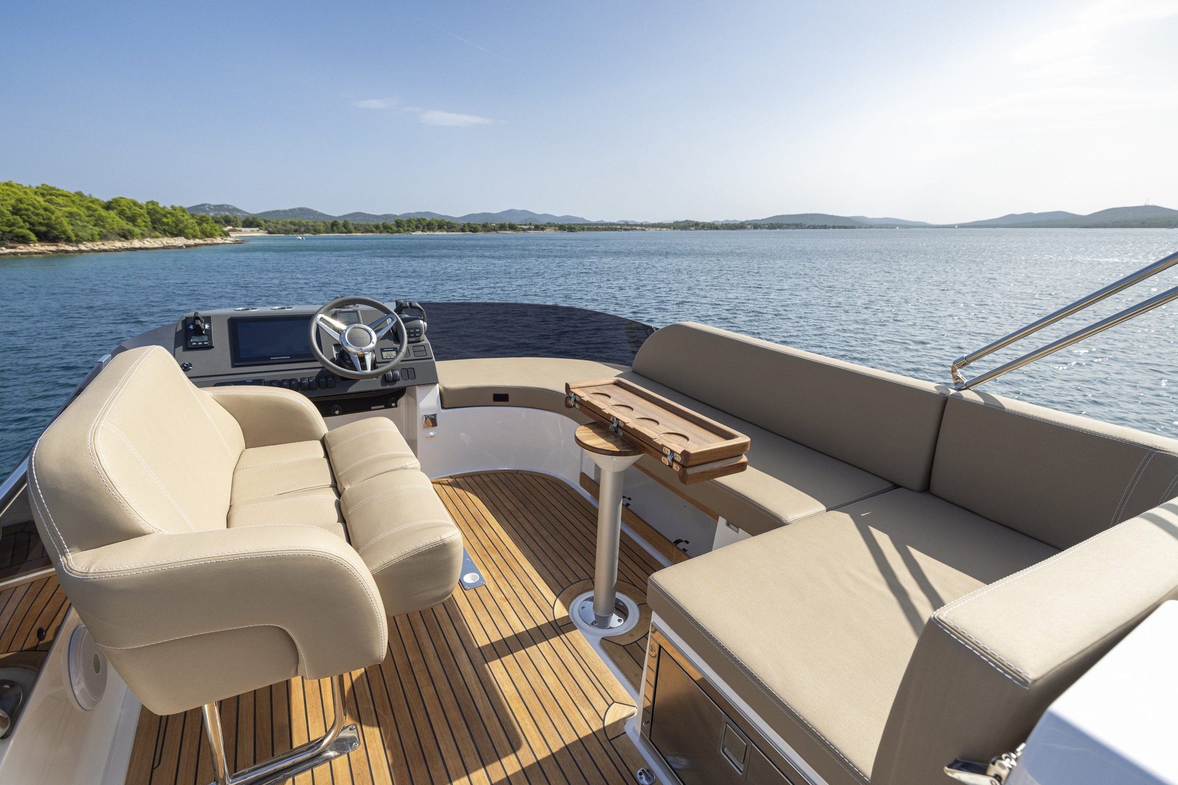 Nimbus 405 Flybridge, cockpit met zitbank en stuurstand