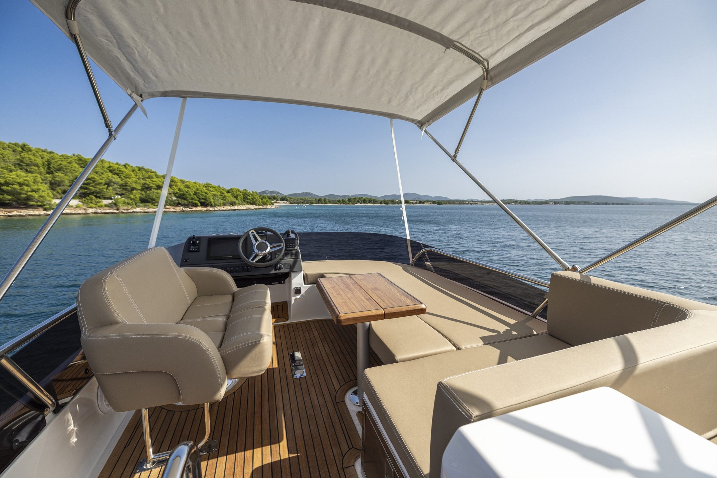 Nimbus 405 Flybridge, cockpit met zitbank en tafel