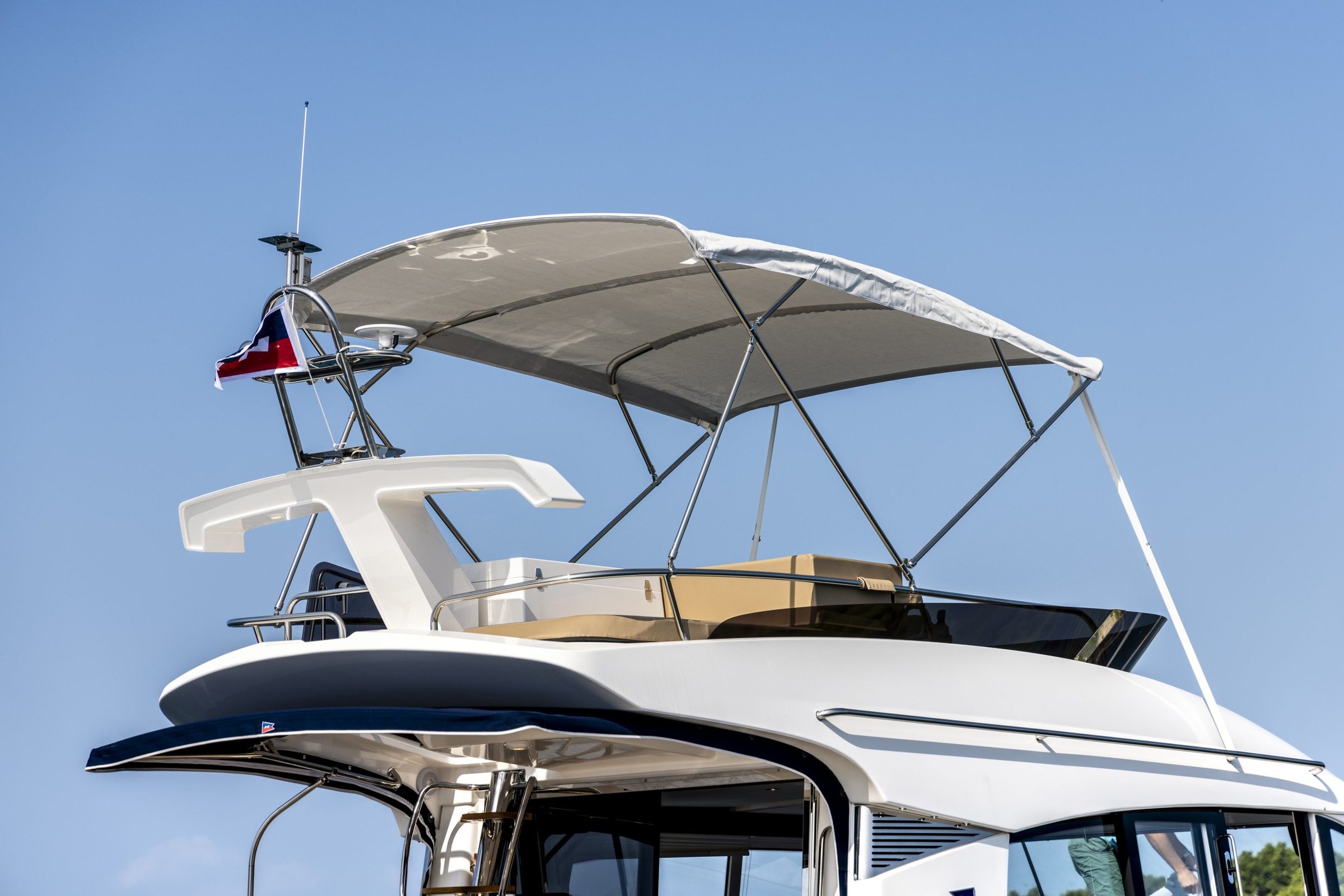 Nimbus 405 Flybridge, flybridge met zonnedak en zitbank