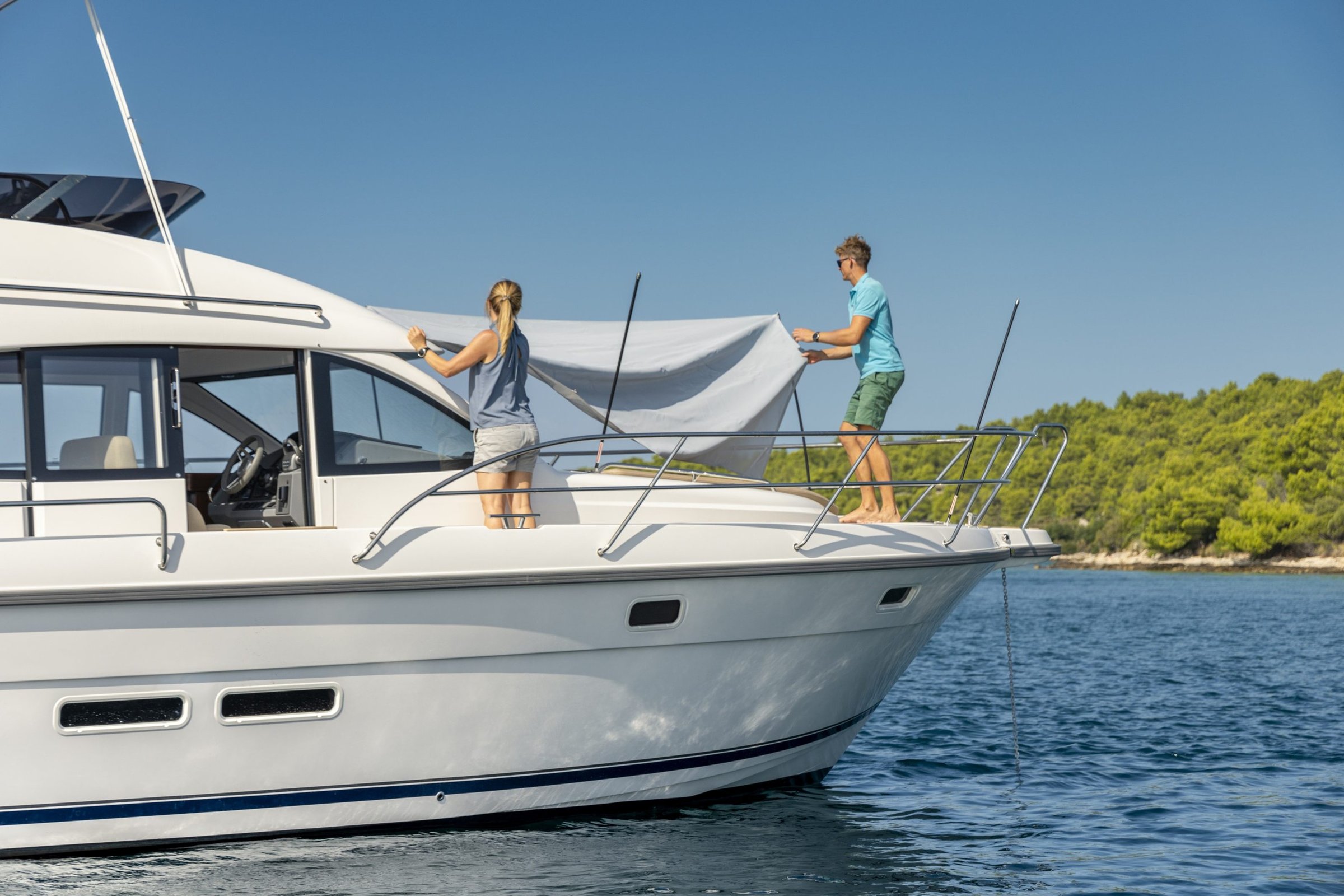 Nimbus 405 Flybridge, koppel spant zonnetent op boeg