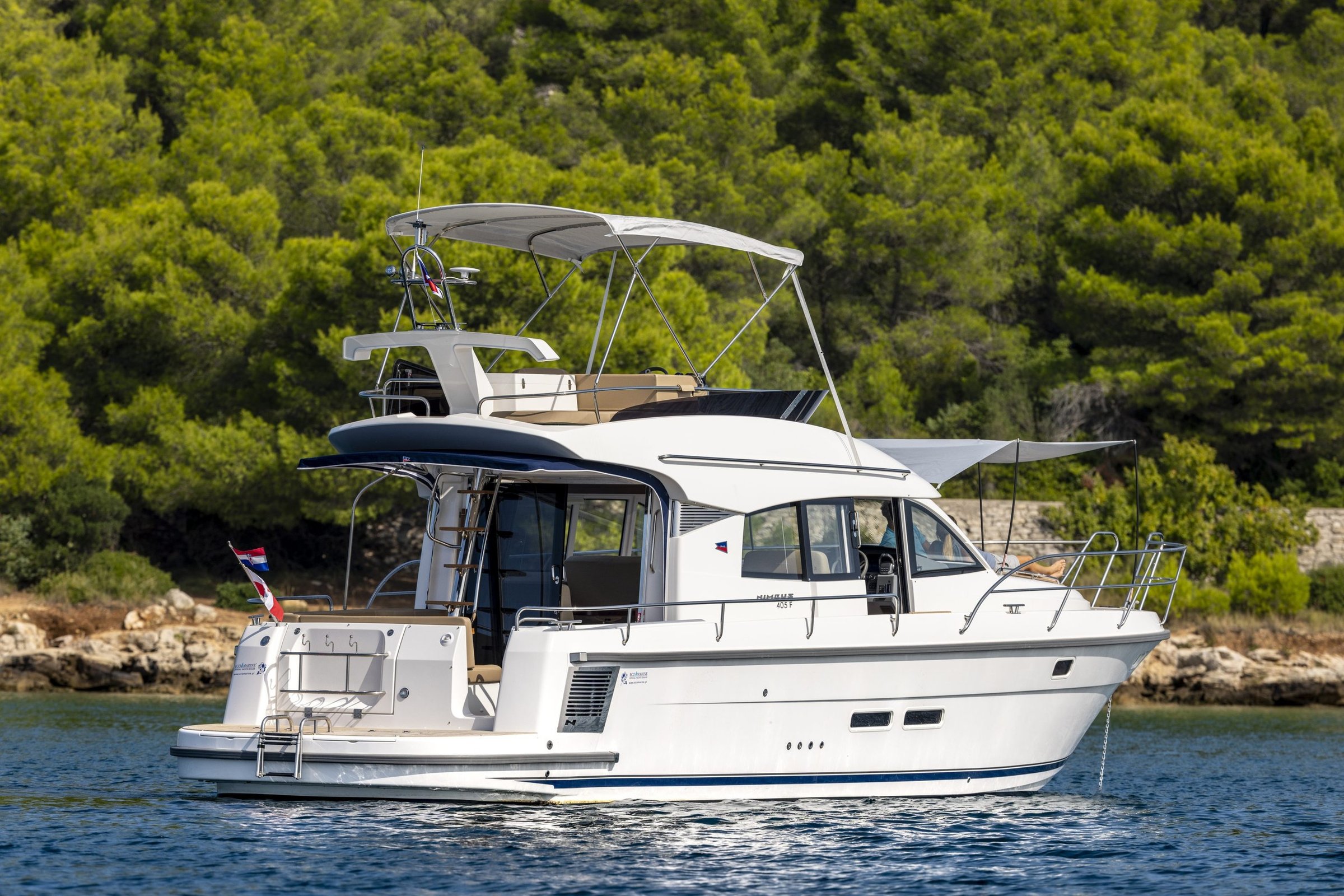 Nimbus 405 Flybridge, motorjacht voor anker bij kust