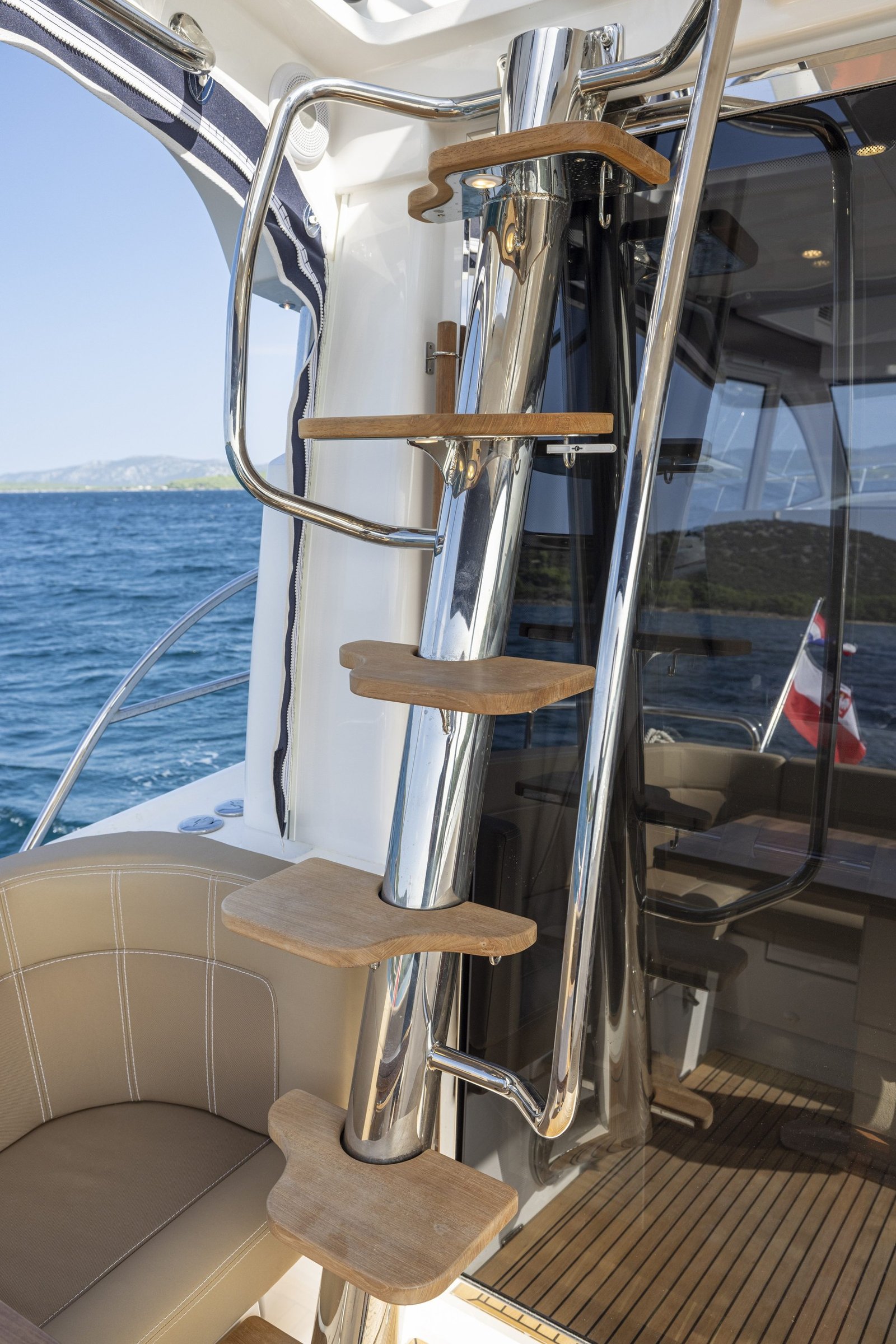 Nimbus 405 Flybridge, trap naar stuurstand op boot