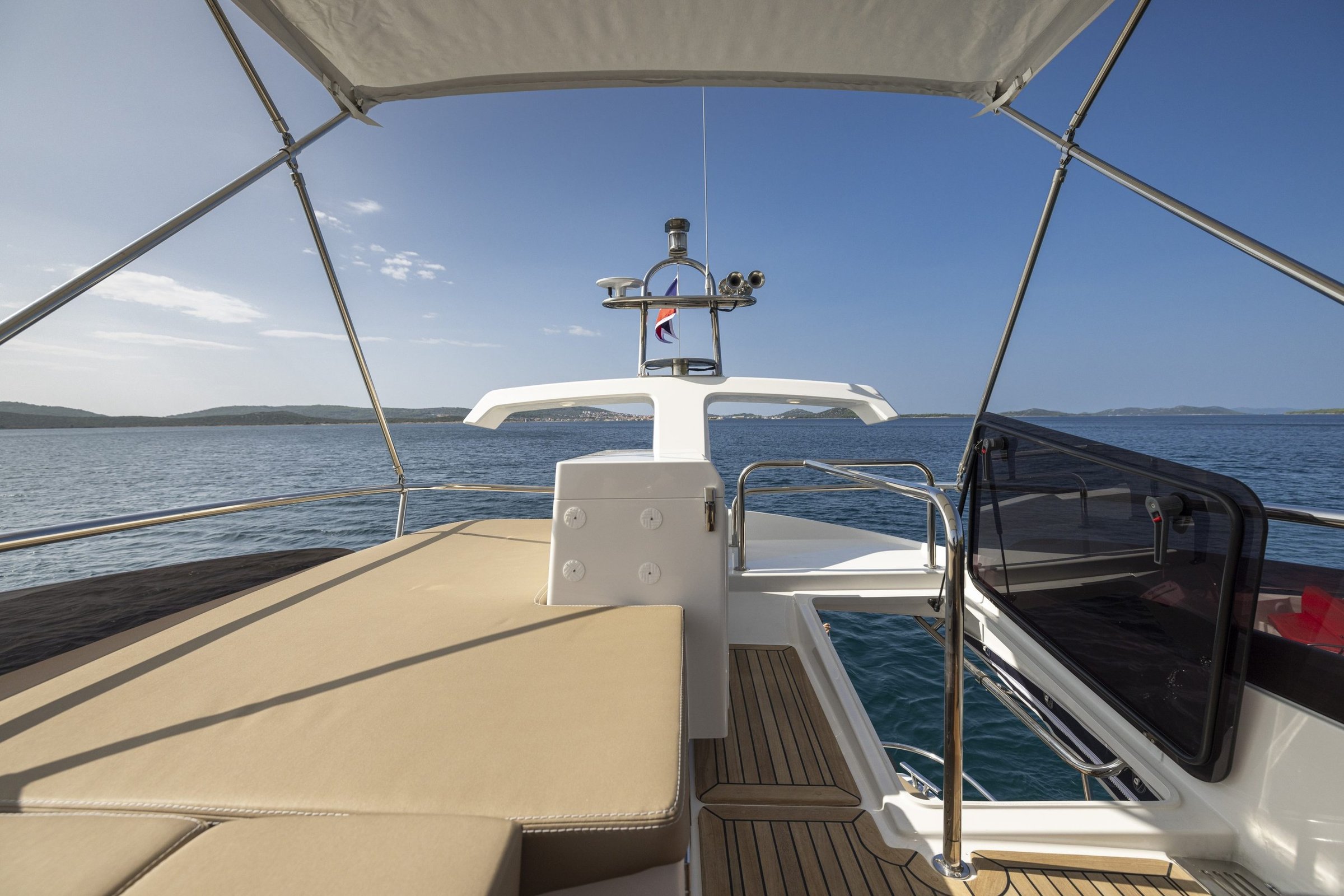 Nimbus 405 Flybridge, voordek van boot met uitzicht op zee